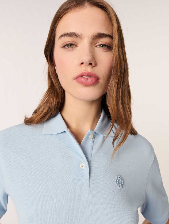 Polo con logotipo de parche