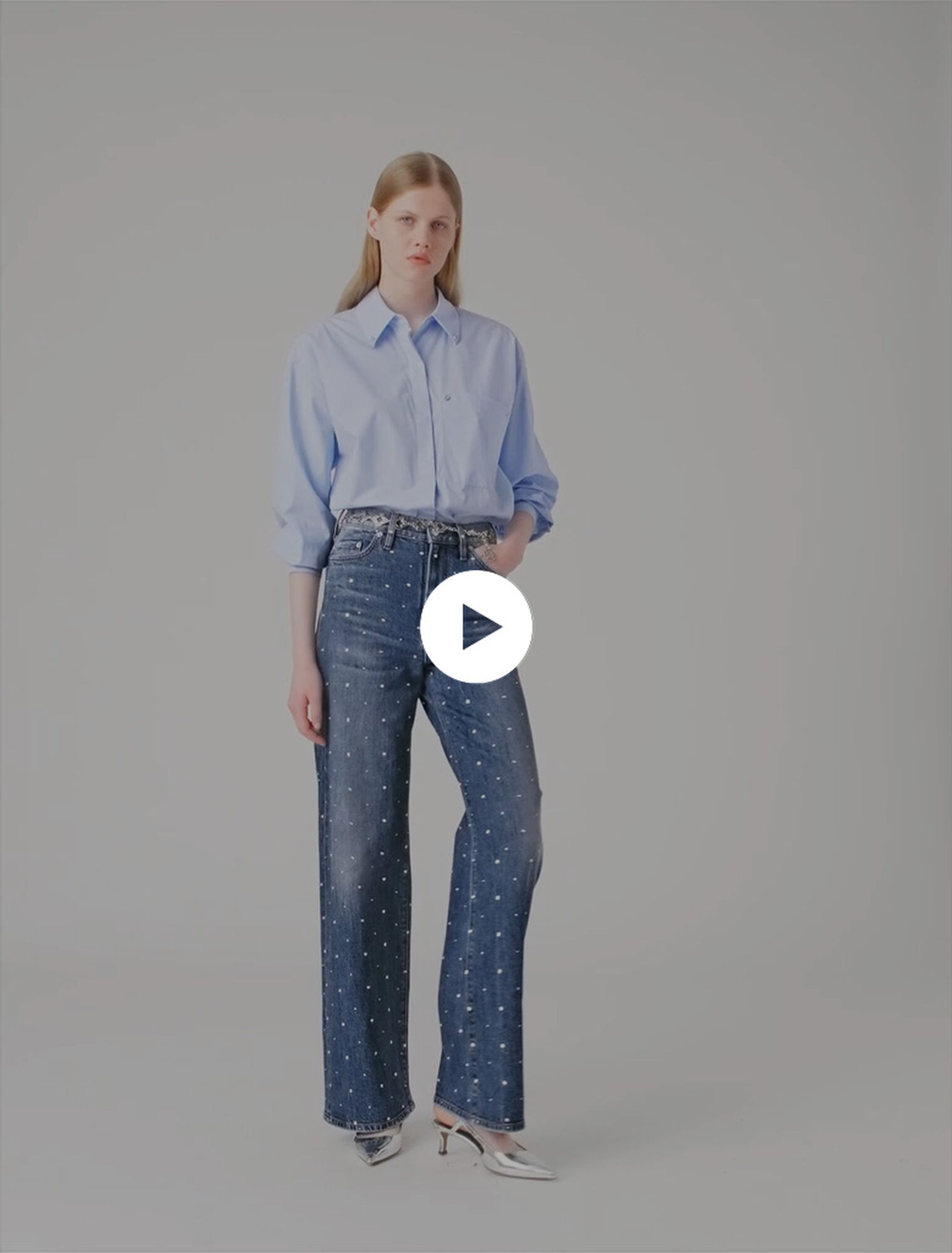 Vaquero ancho en denim con clavos