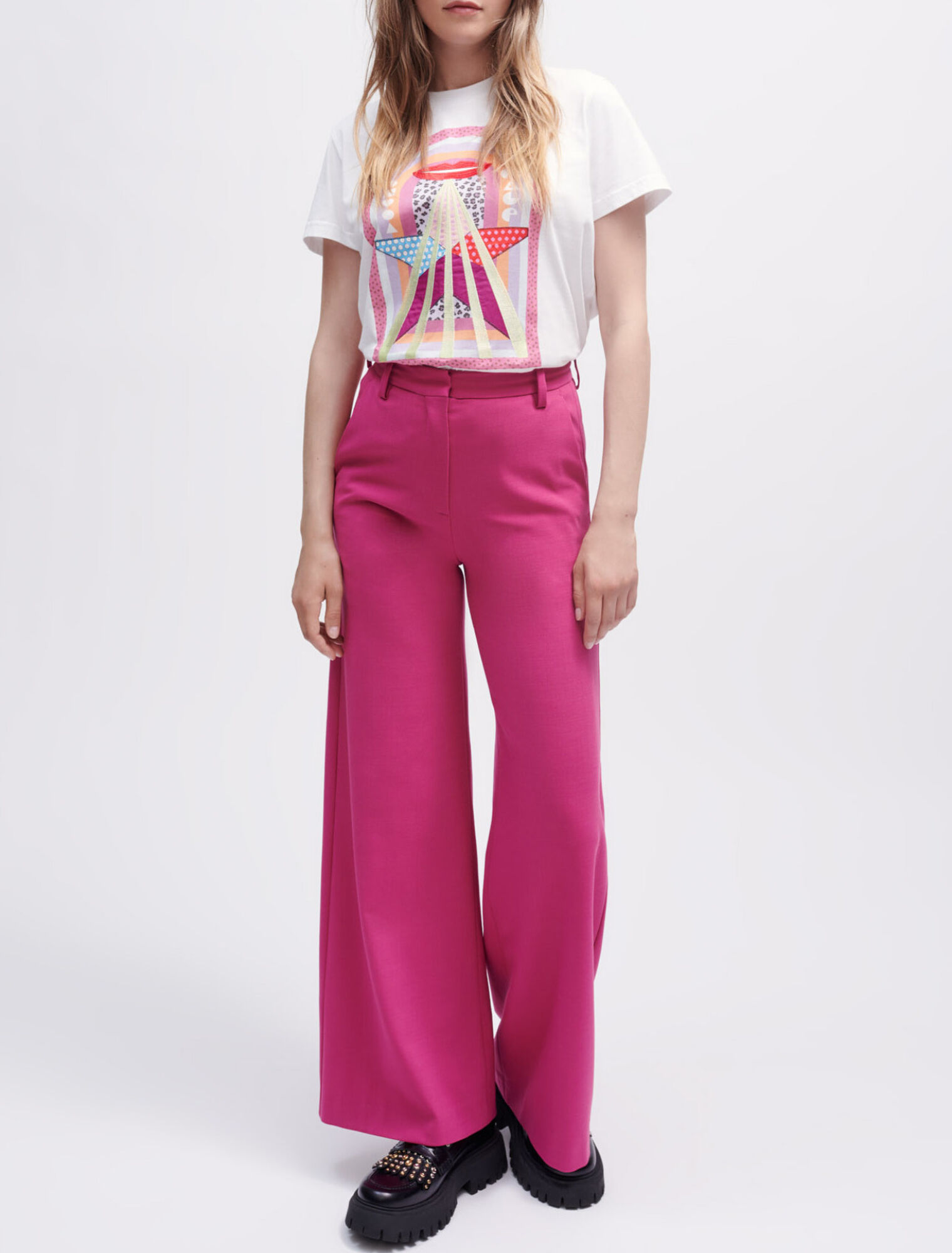 Camiseta con serigrafía y bordado