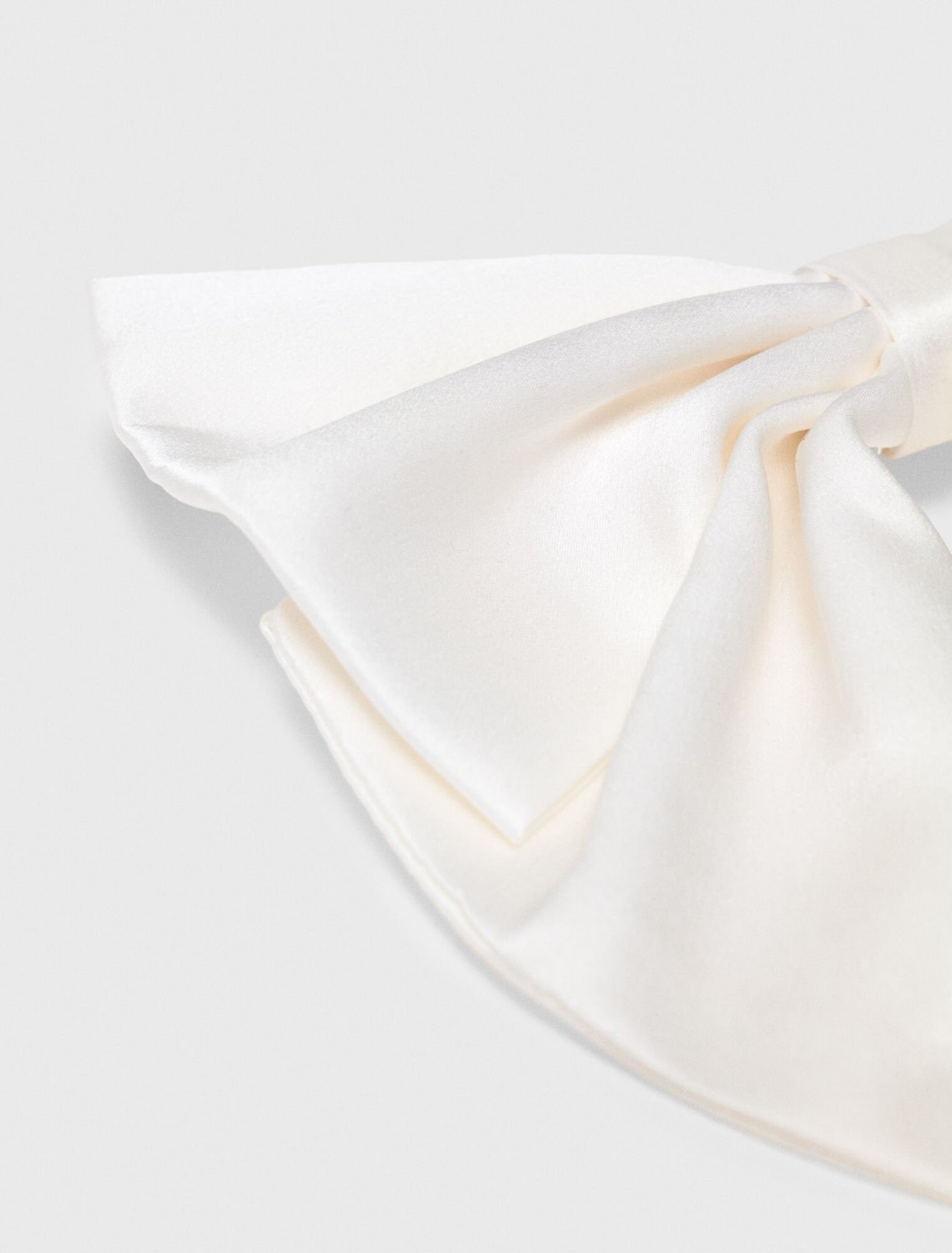 Pasador con lazo de sat&eacute;n