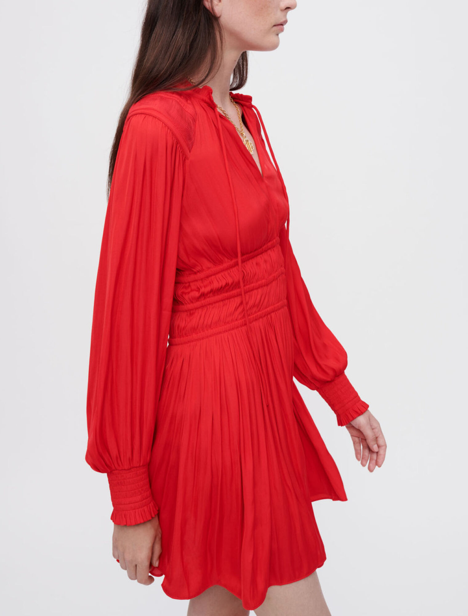 Vestido de satén con cintura ceñida