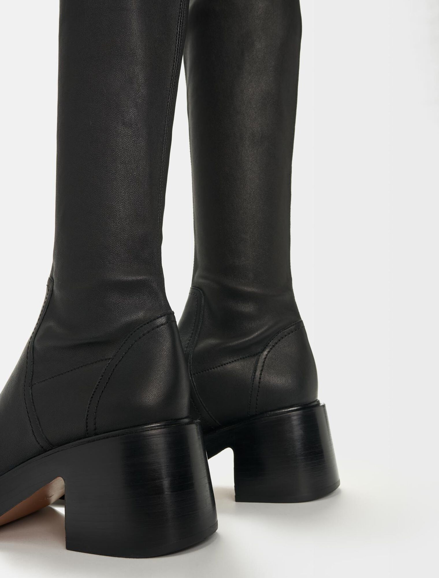 Botas altas de tacón de piel negra
