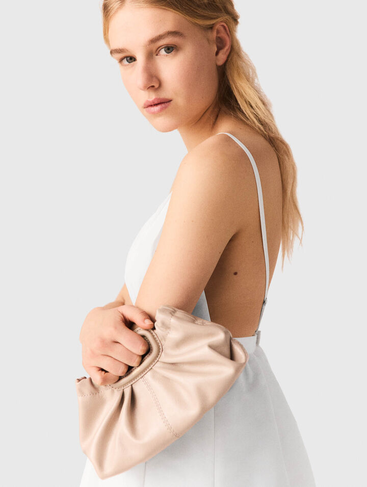 Vestido largo de tafet&aacute;n con joyas