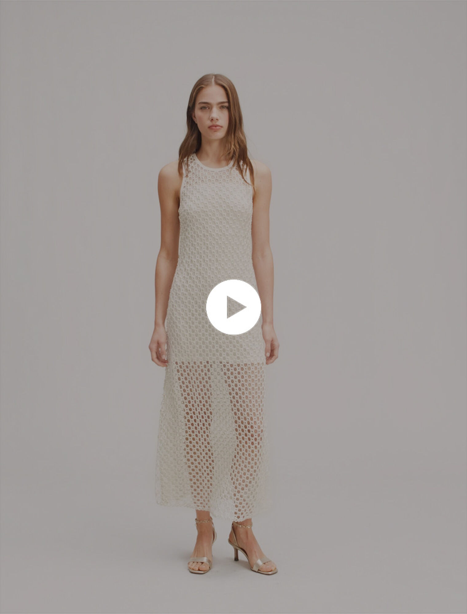 Vestido largo de ganchillo con perlas