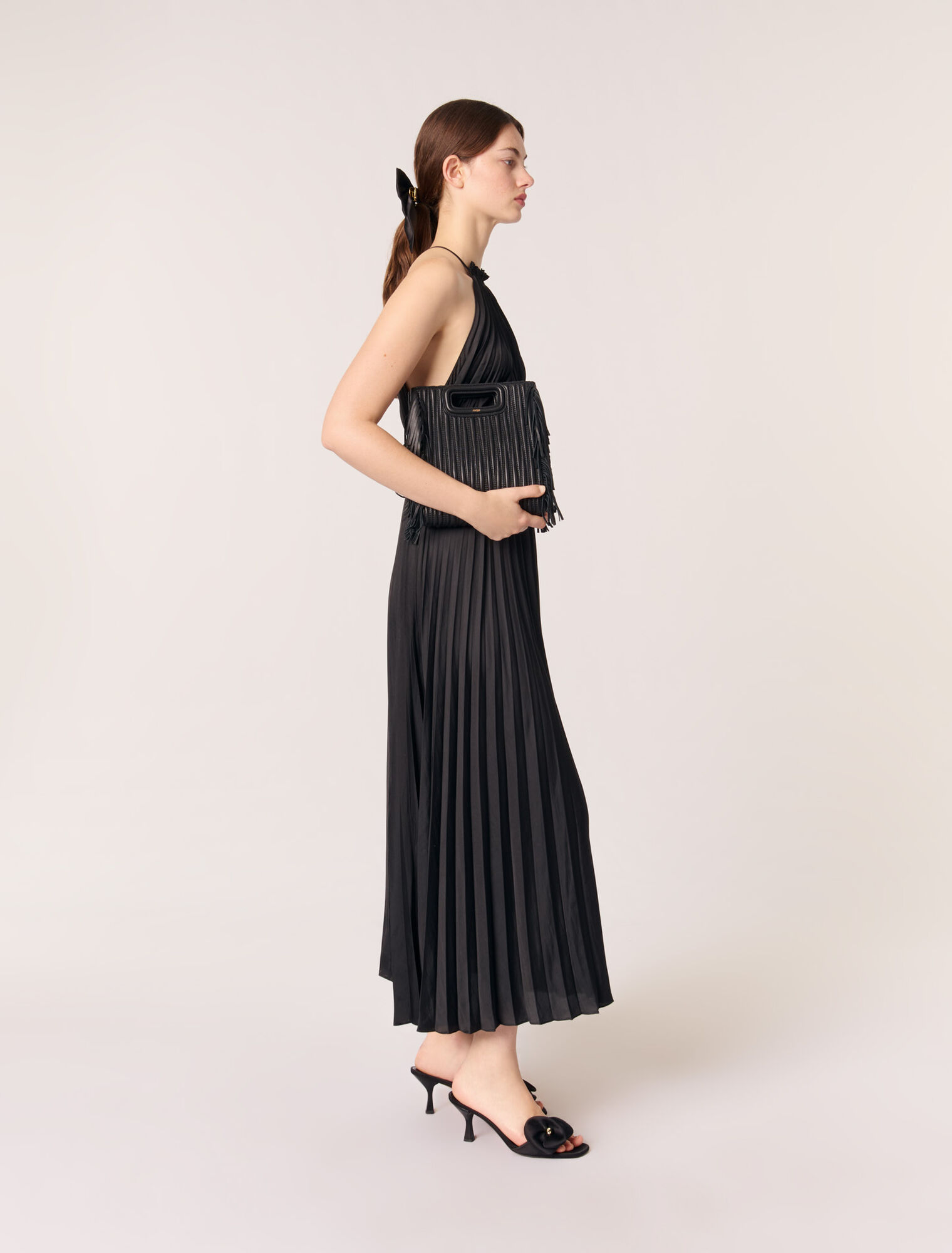 Vestido largo satinado y plisado
