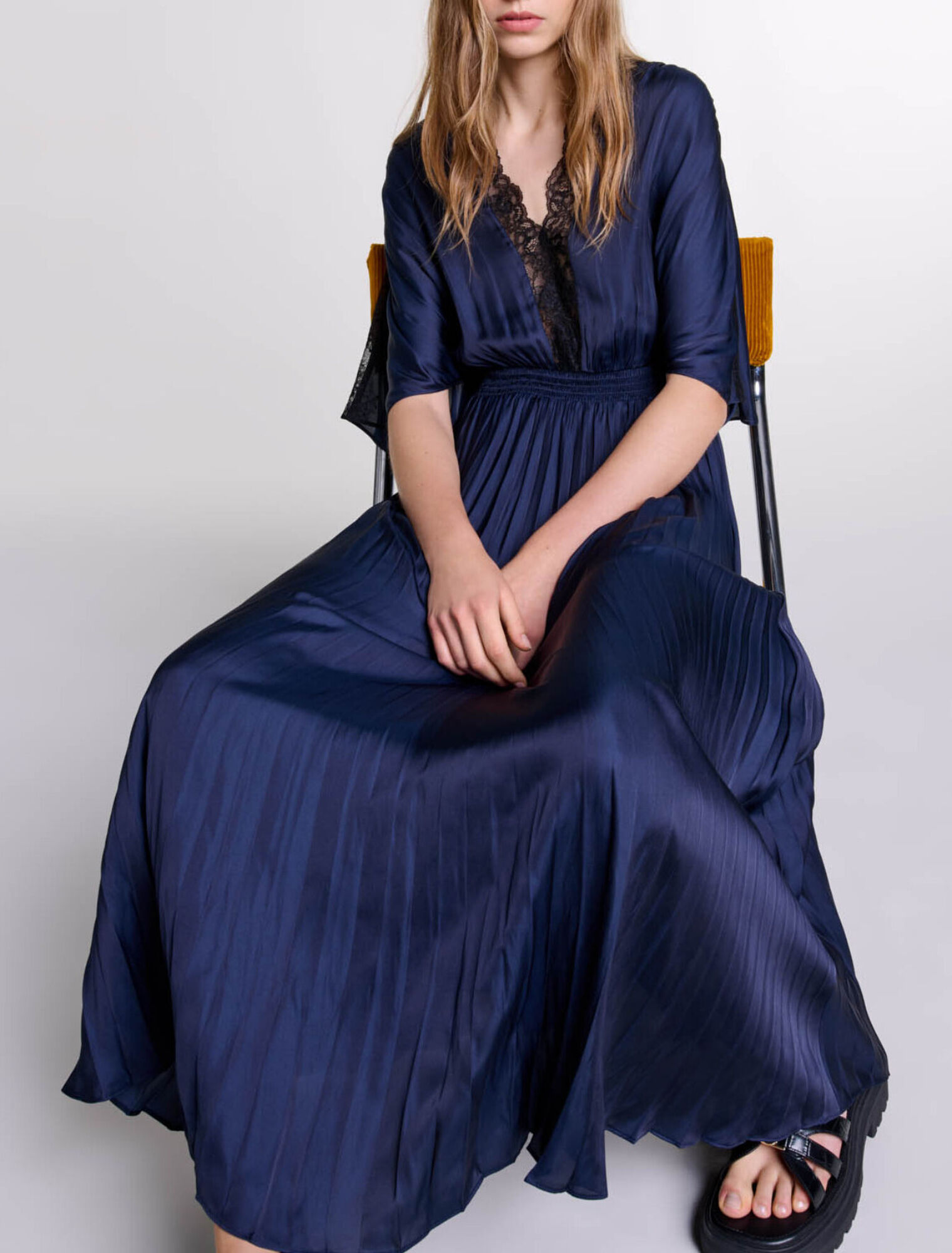 Vestido largo plisado con encaje