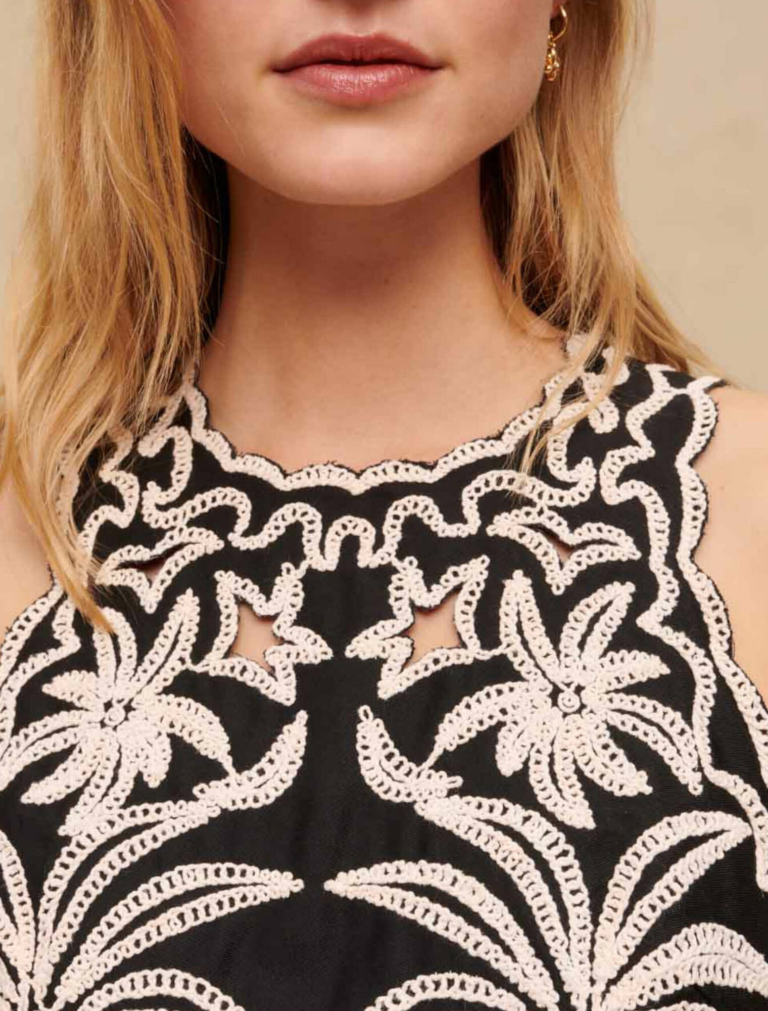 Vestido corto con bordados de palmeras