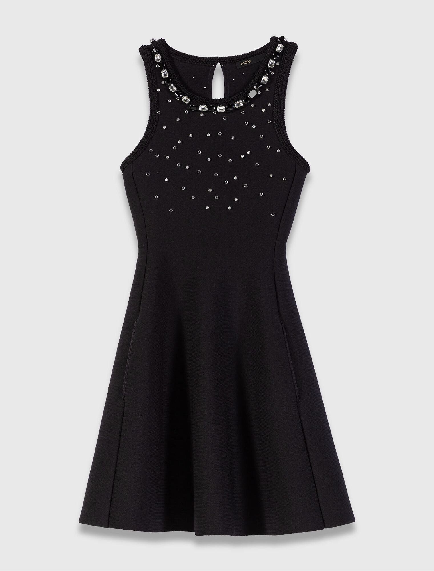Vestido skater y detalles joya