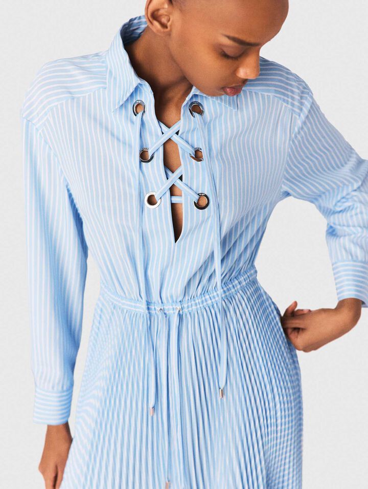 Vestido largo plisado con ojales