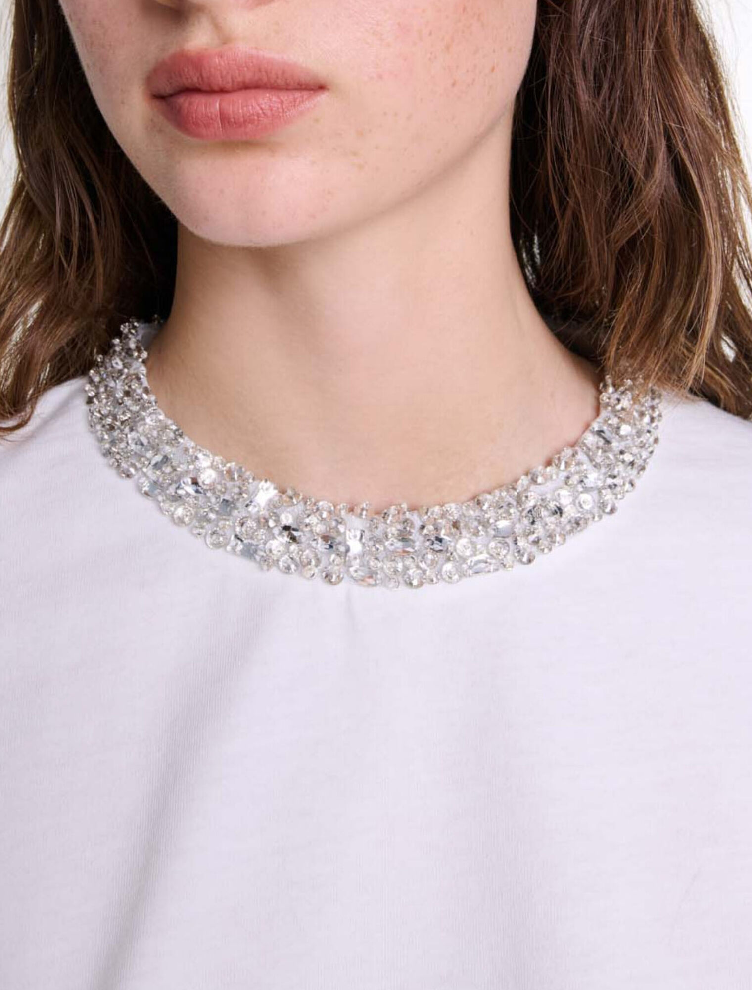 Camiseta con cuello joya