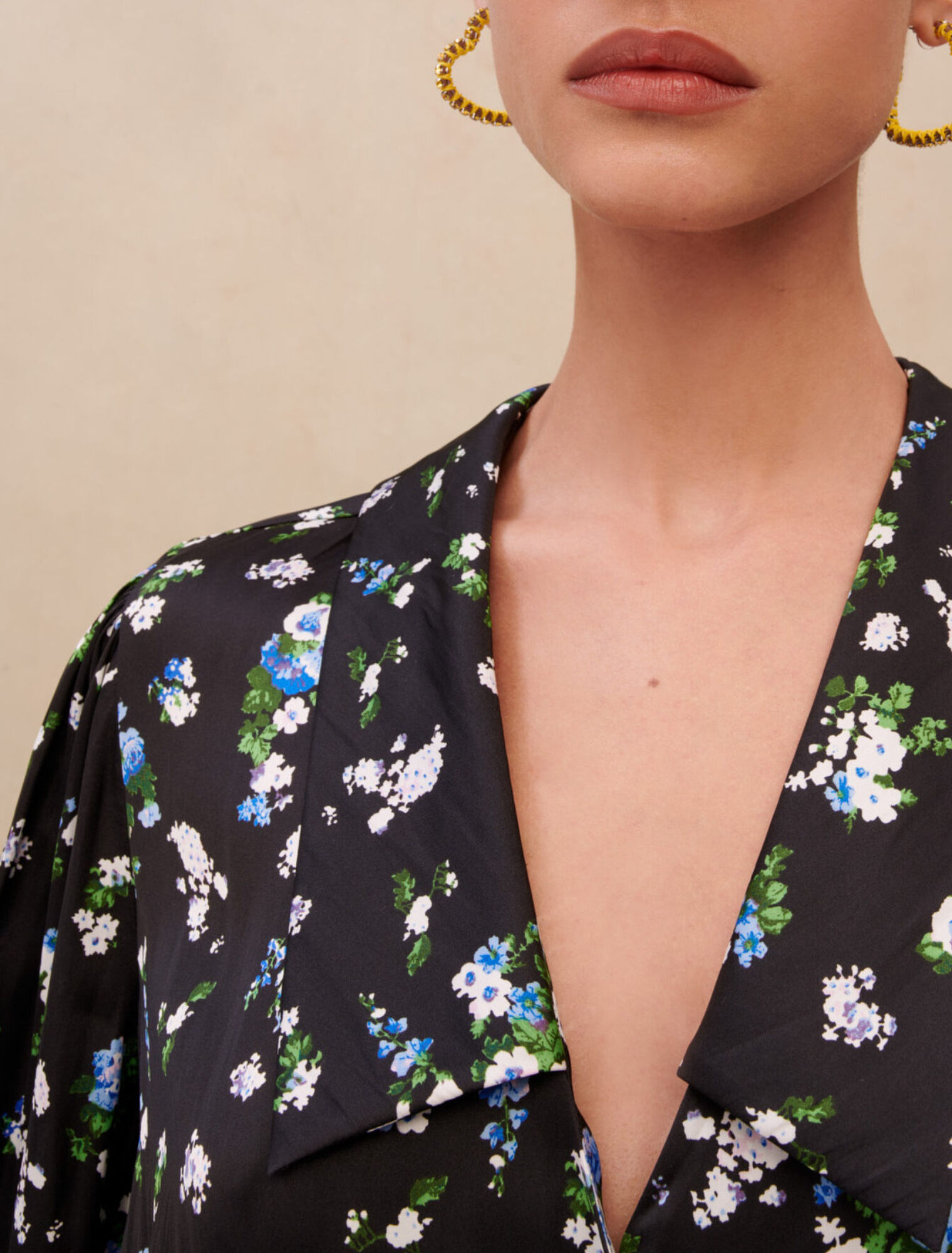 Vestido fruncido con estampado de flores