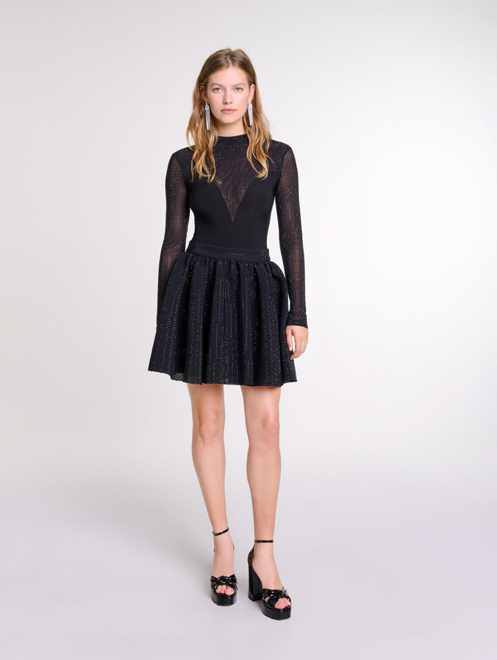 Falda corta voluminosa con strass