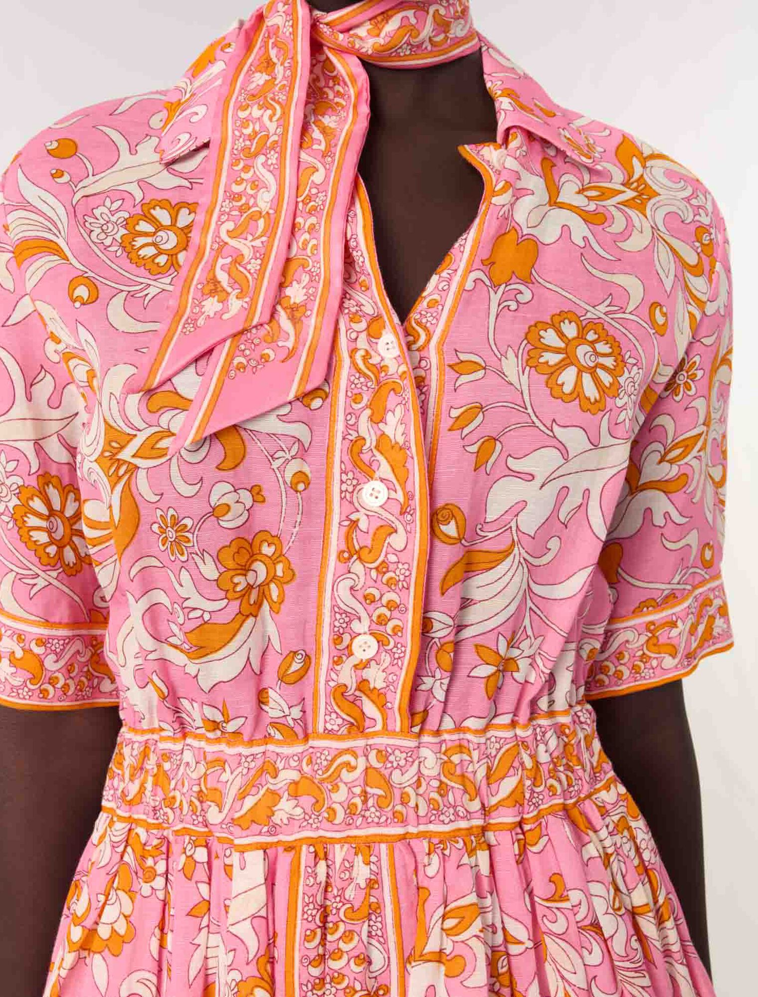 Vestido corto fluido con estampado