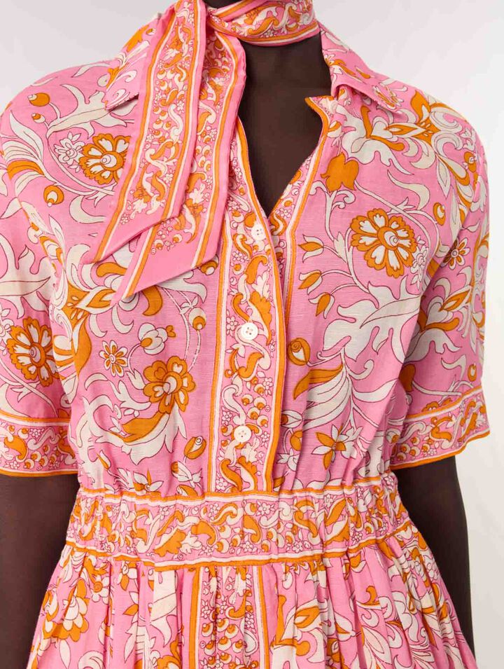 Vestido corto fluido con estampado