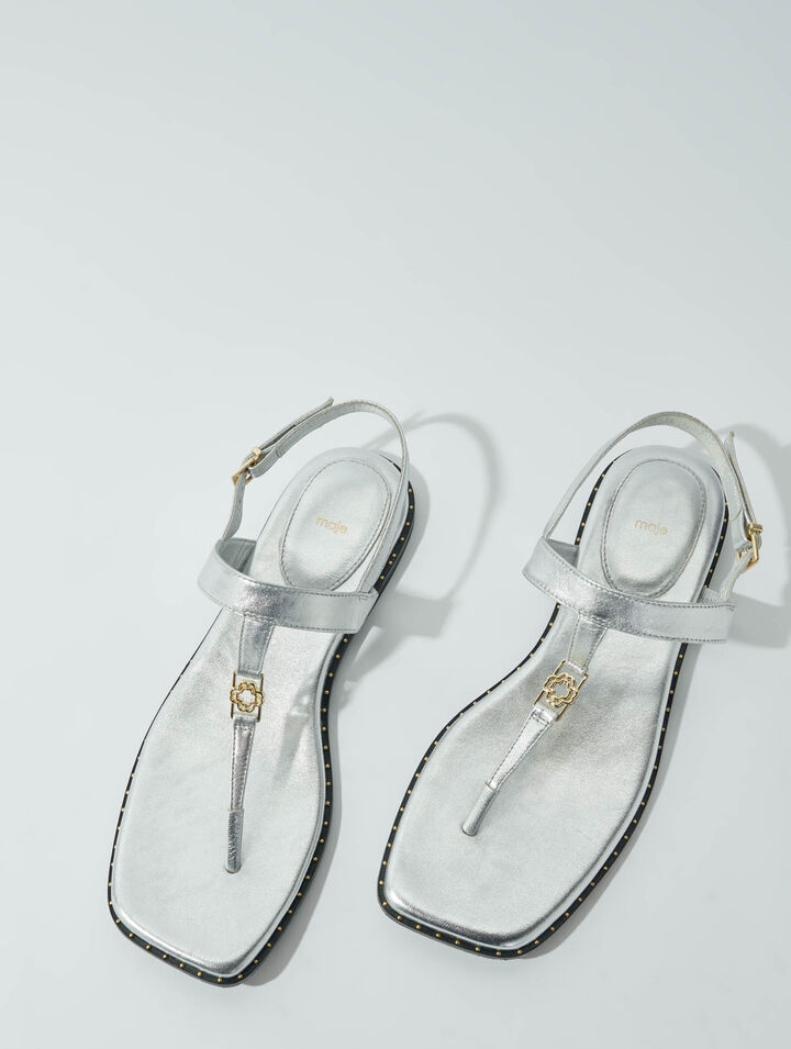 Sandalias con tiras de piel plateadas