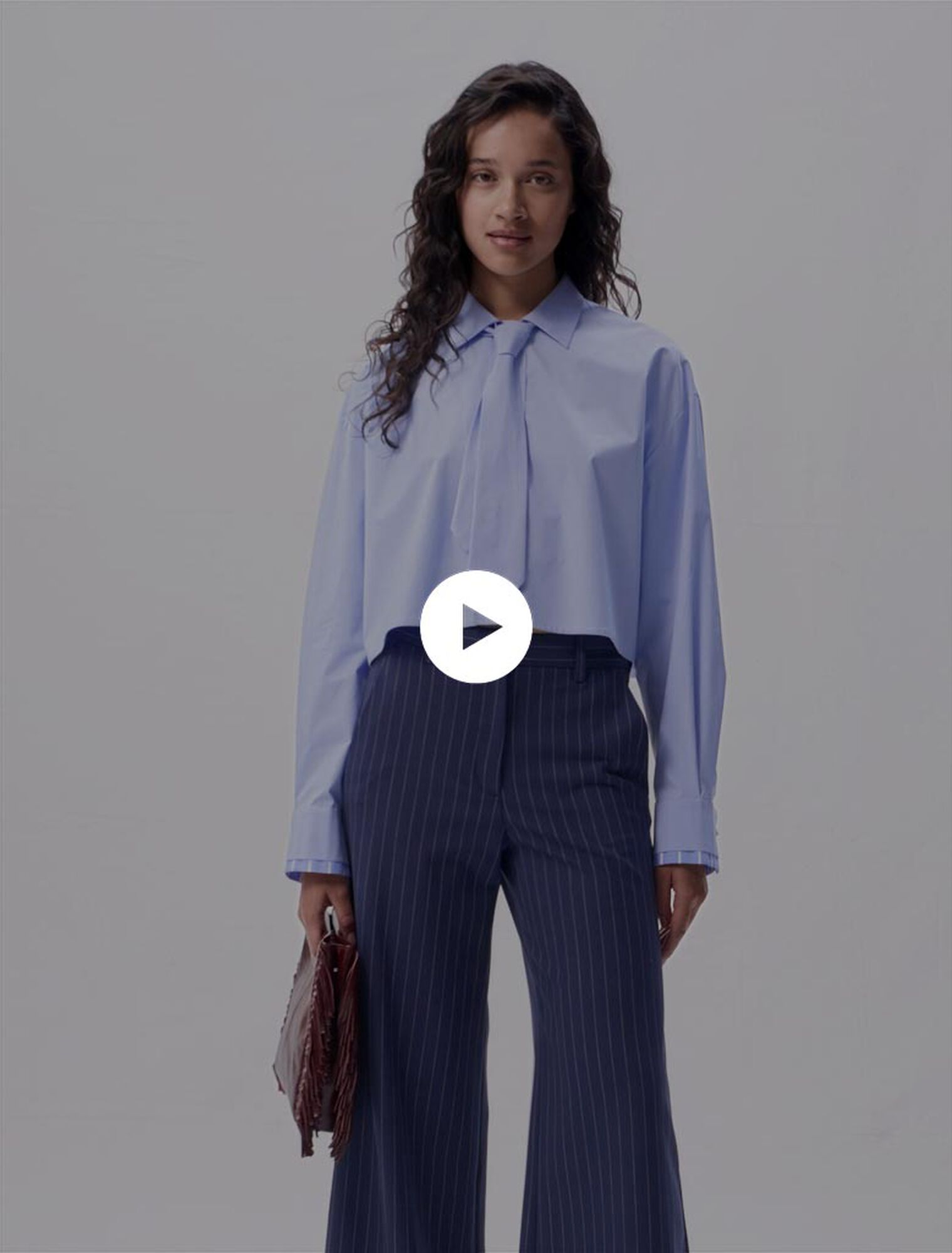 Camisa con corbata desmontable