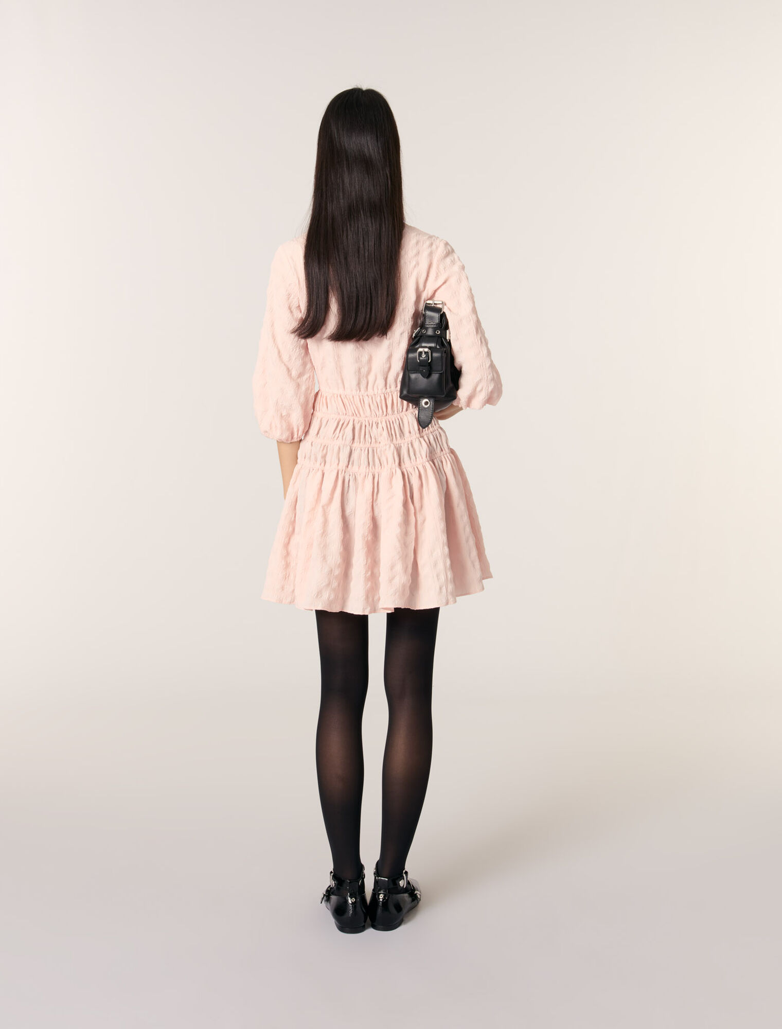 Vestido corto plisado y satinado 