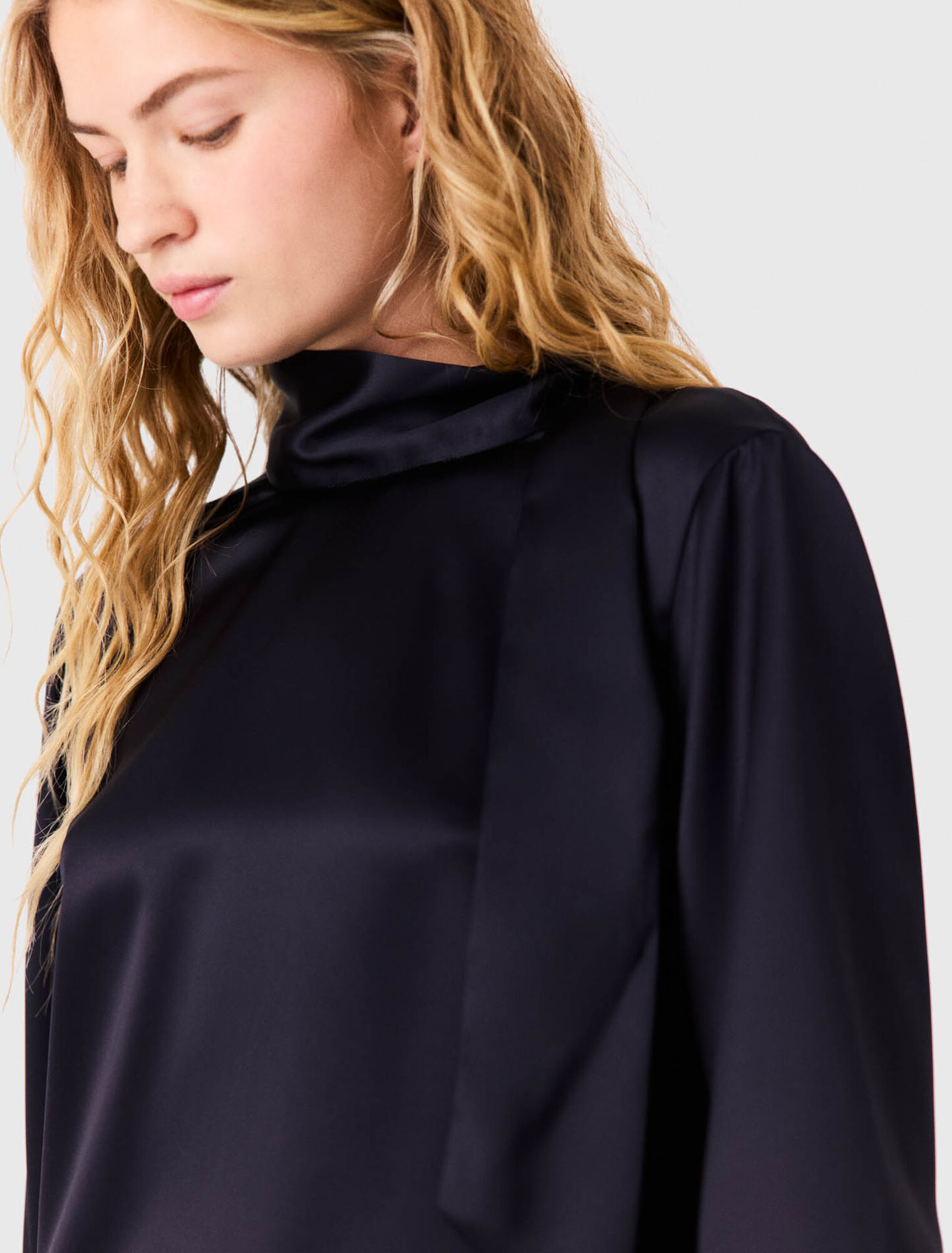 Top de raso con cuello alto