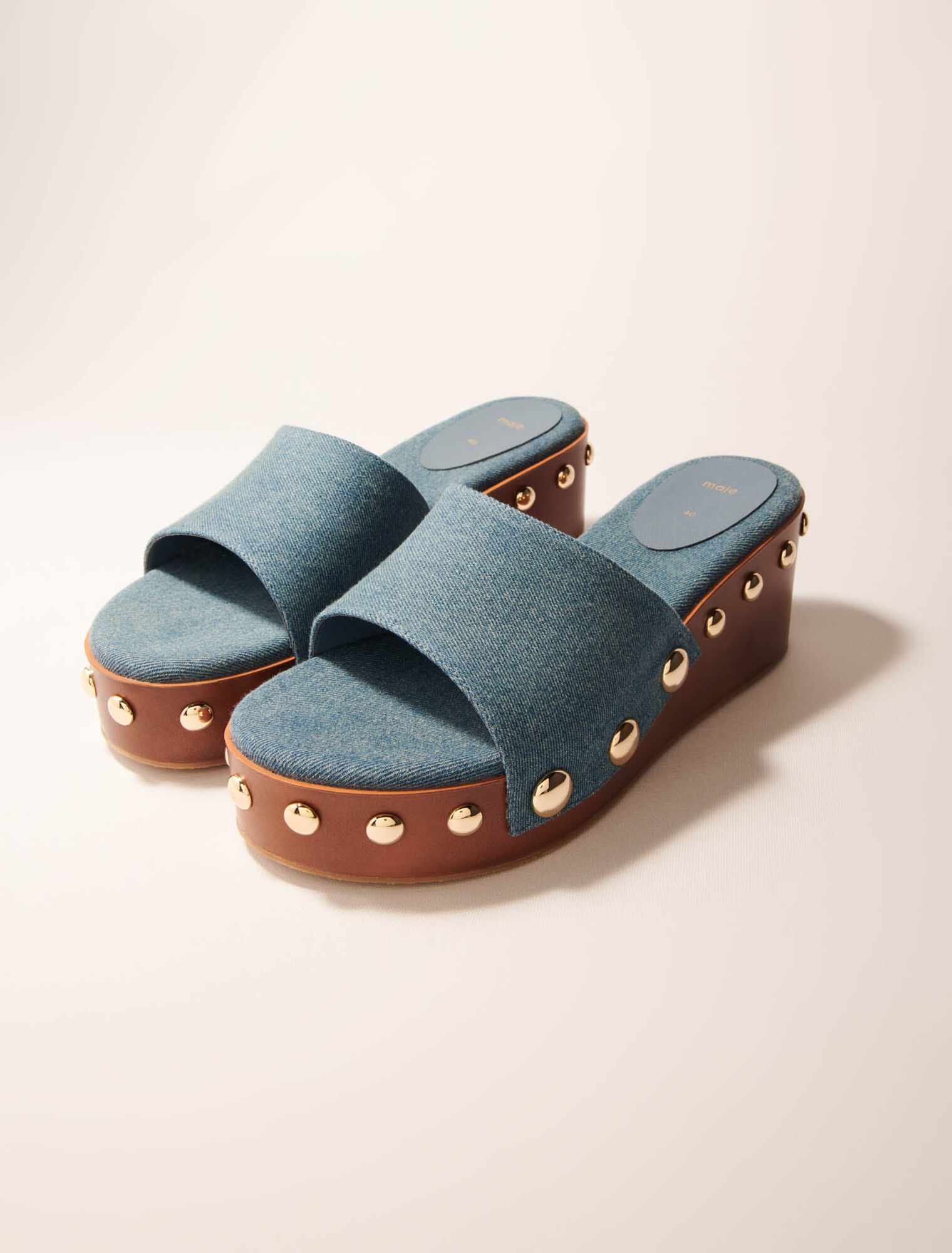 Mules denim de cuña con tachuelas