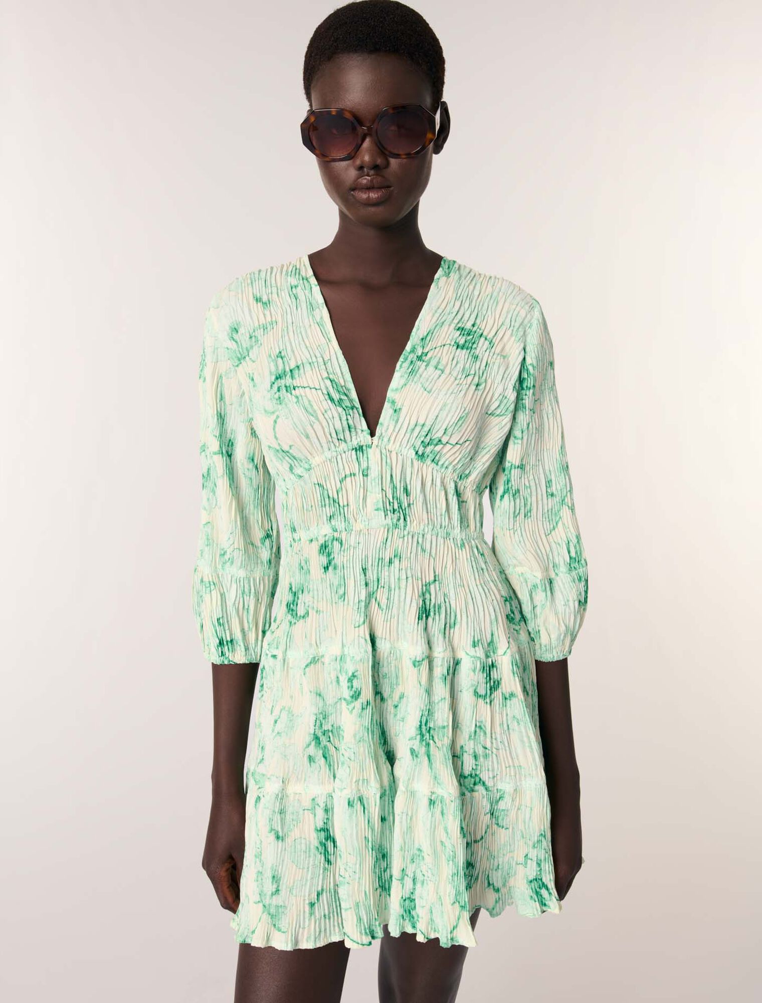 Vestido corto plisado y estampado