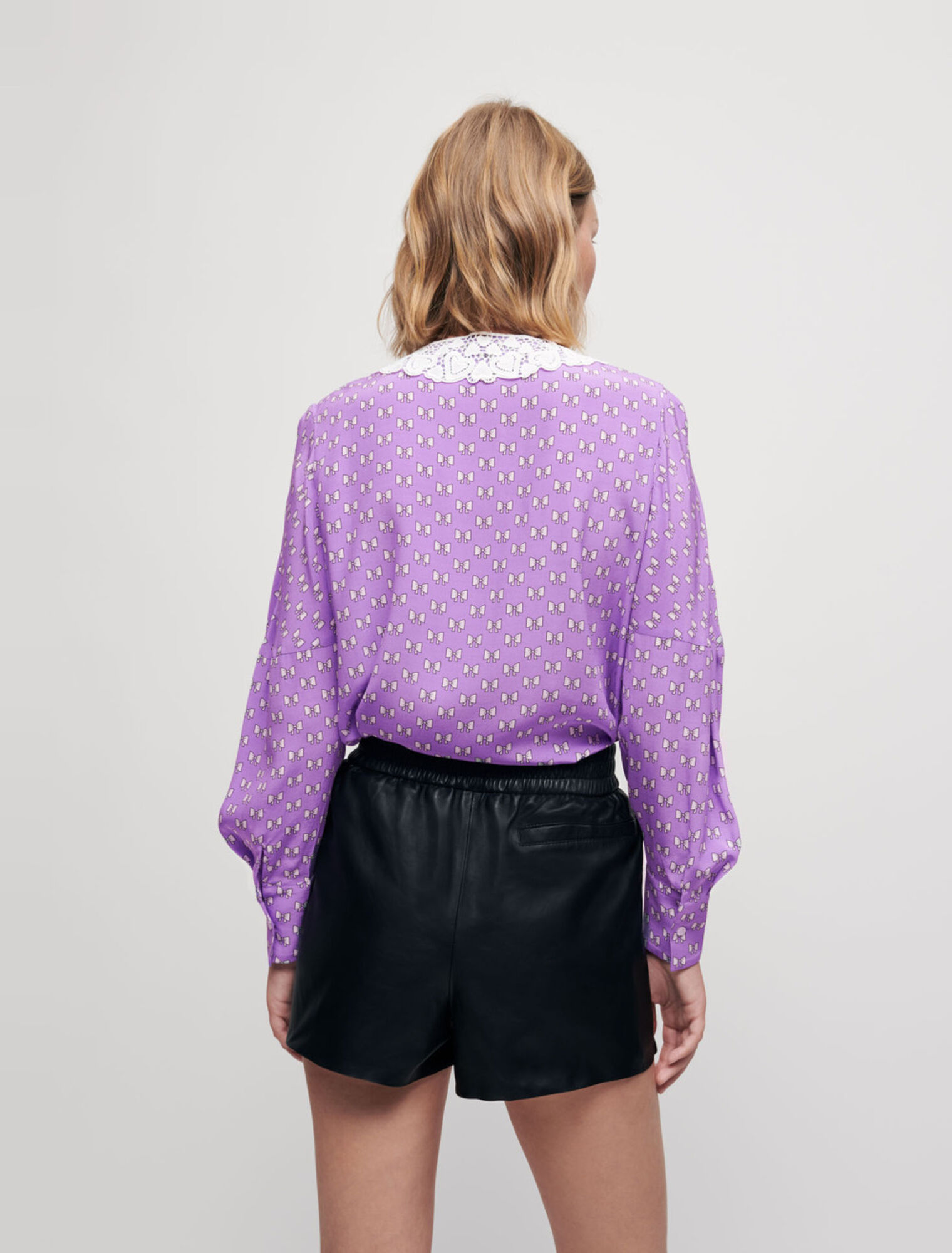 Camisa con lazo y cuello de guipur