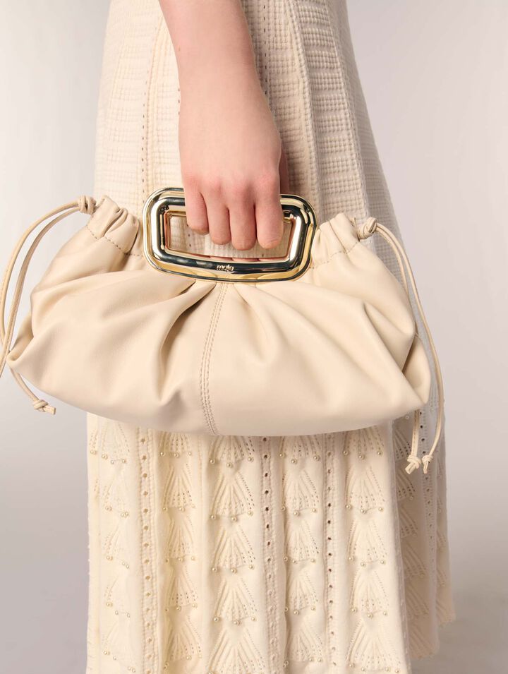 Clutch de piel con asa de metal