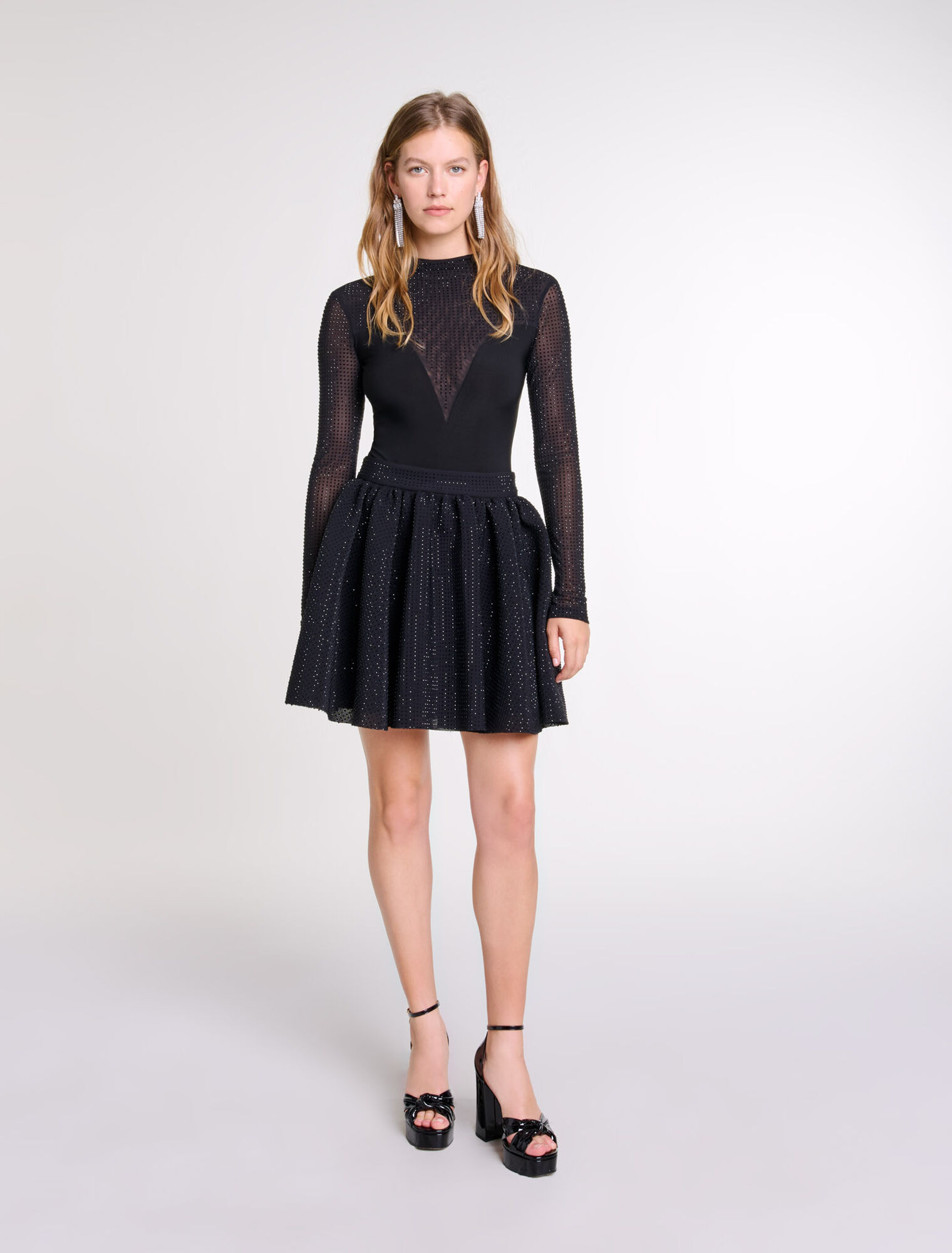 Falda corta voluminosa con strass