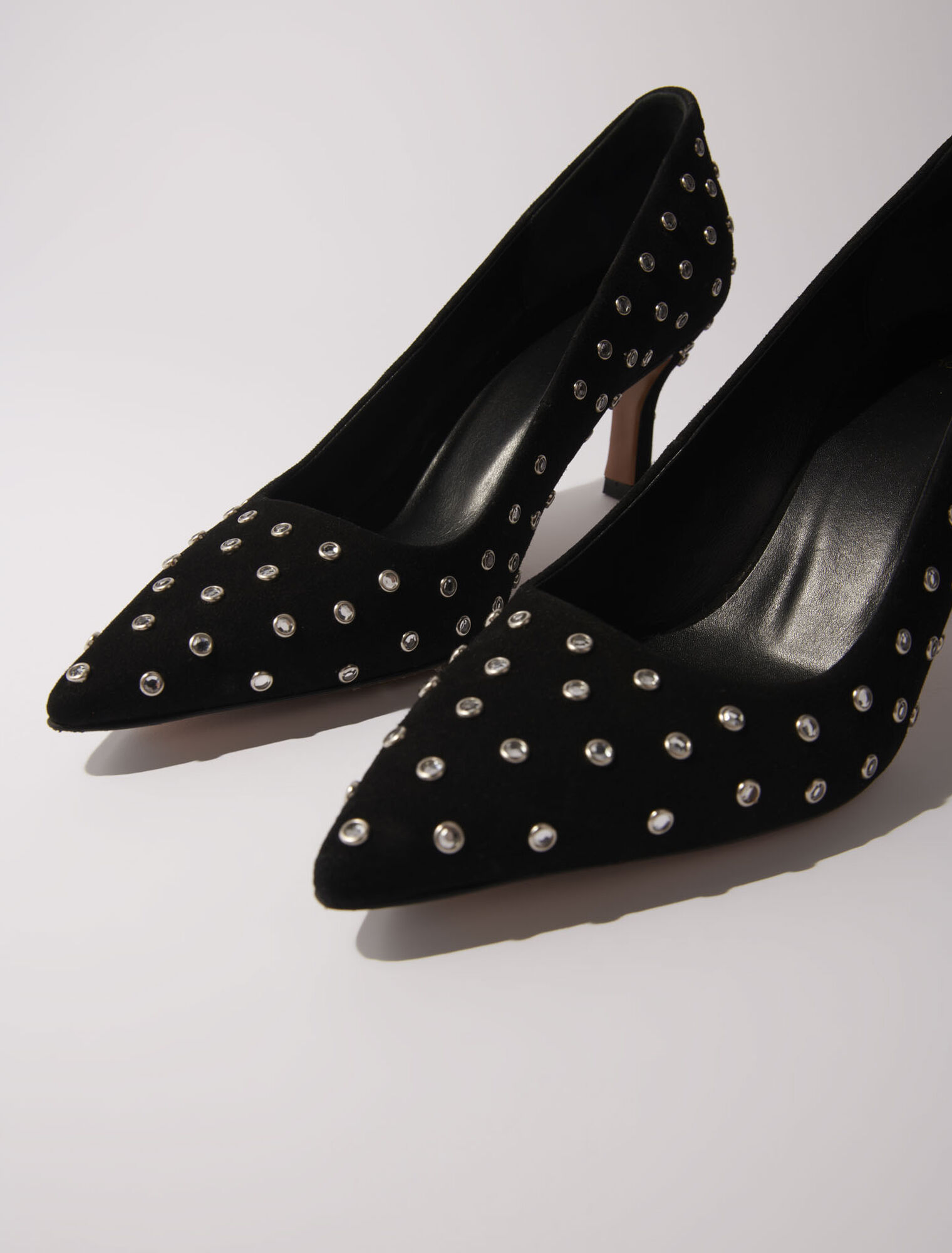 Tacones de punta fina con strass