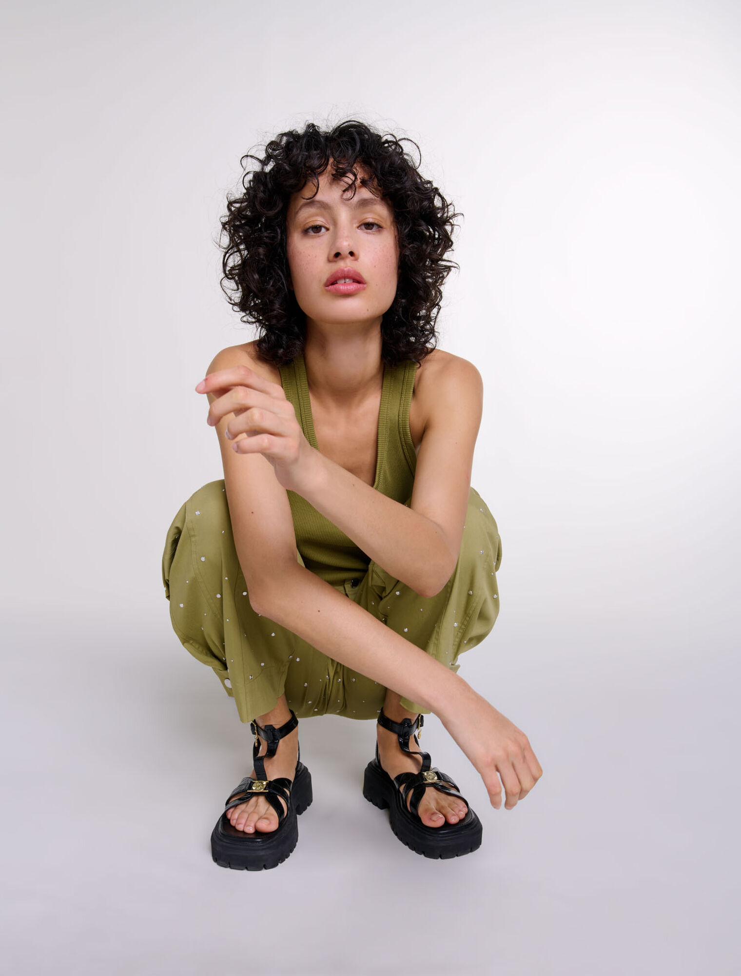 Pantalón baggy con tachuelas
