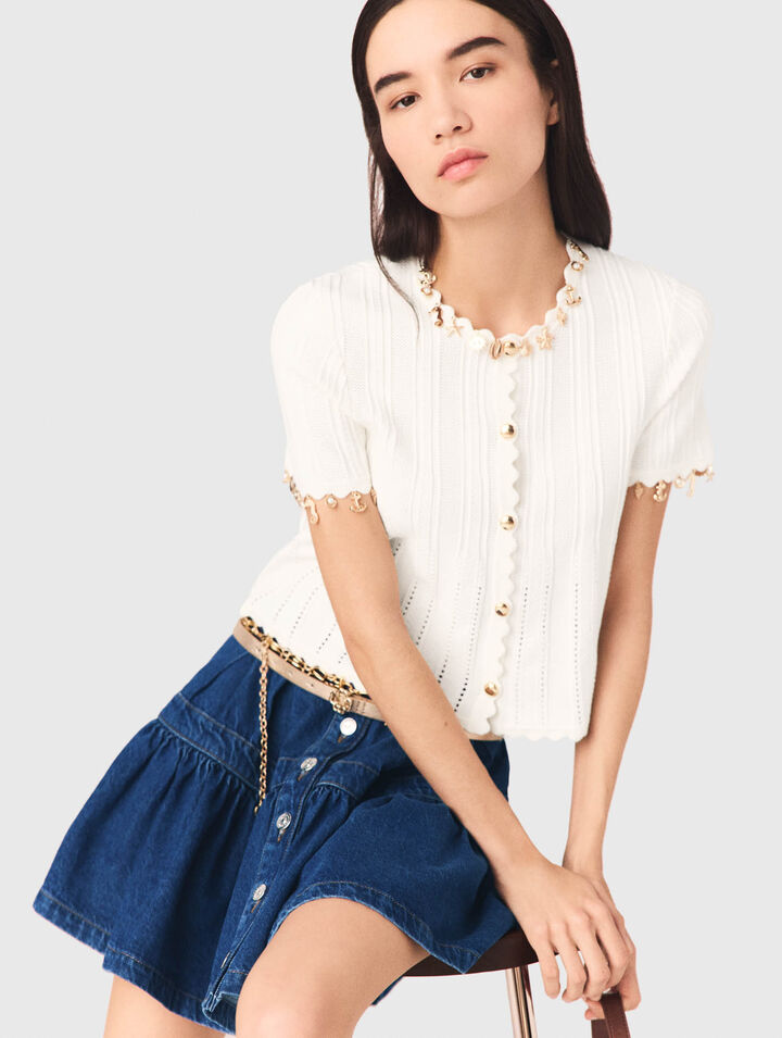 C&aacute;rdigan con joyas doradas