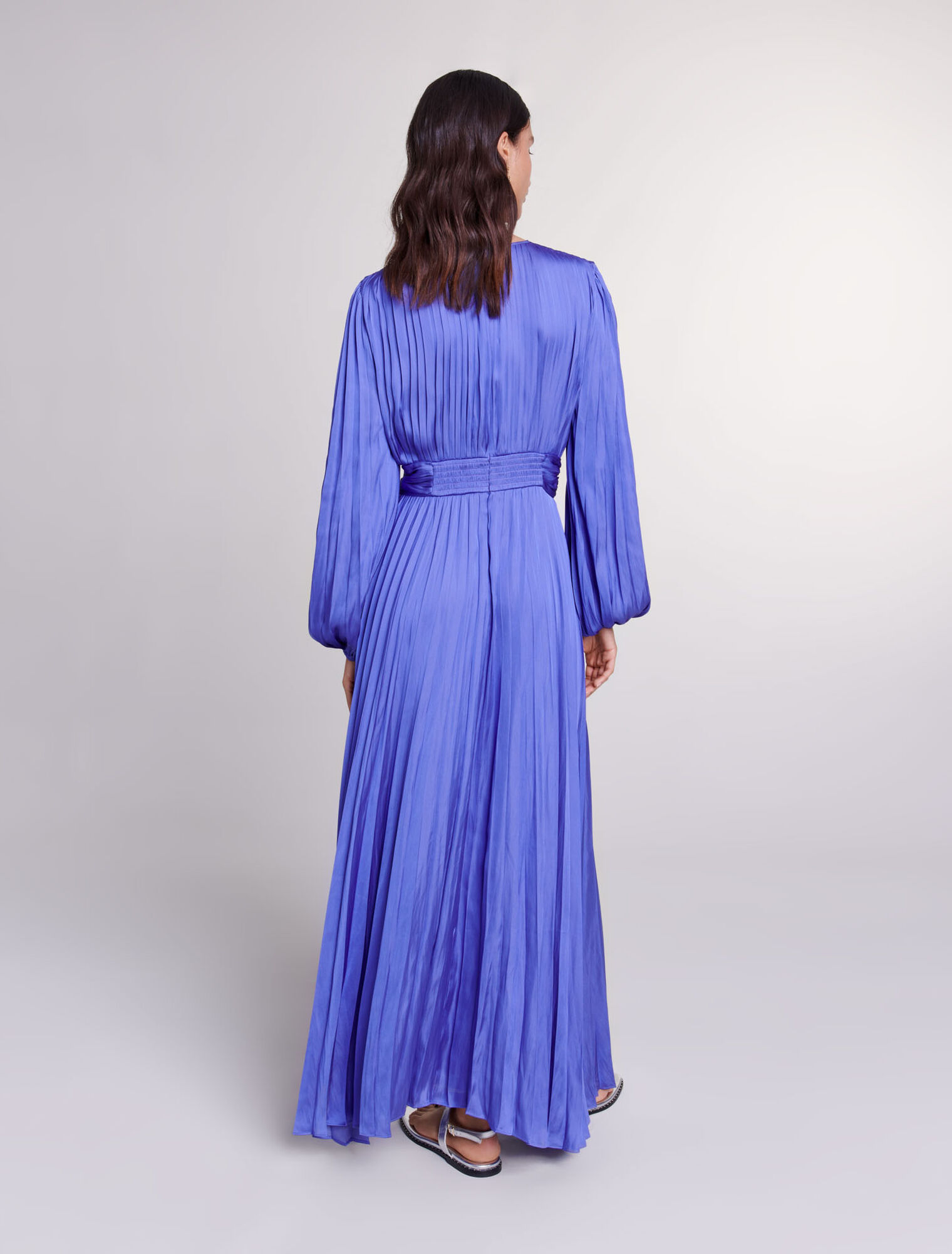Vestido largo satinado y drapeado
