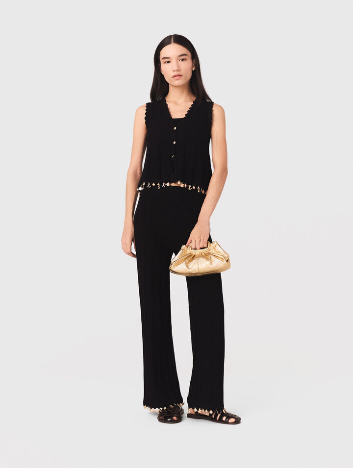 Chaleco de punto con joyas doradas