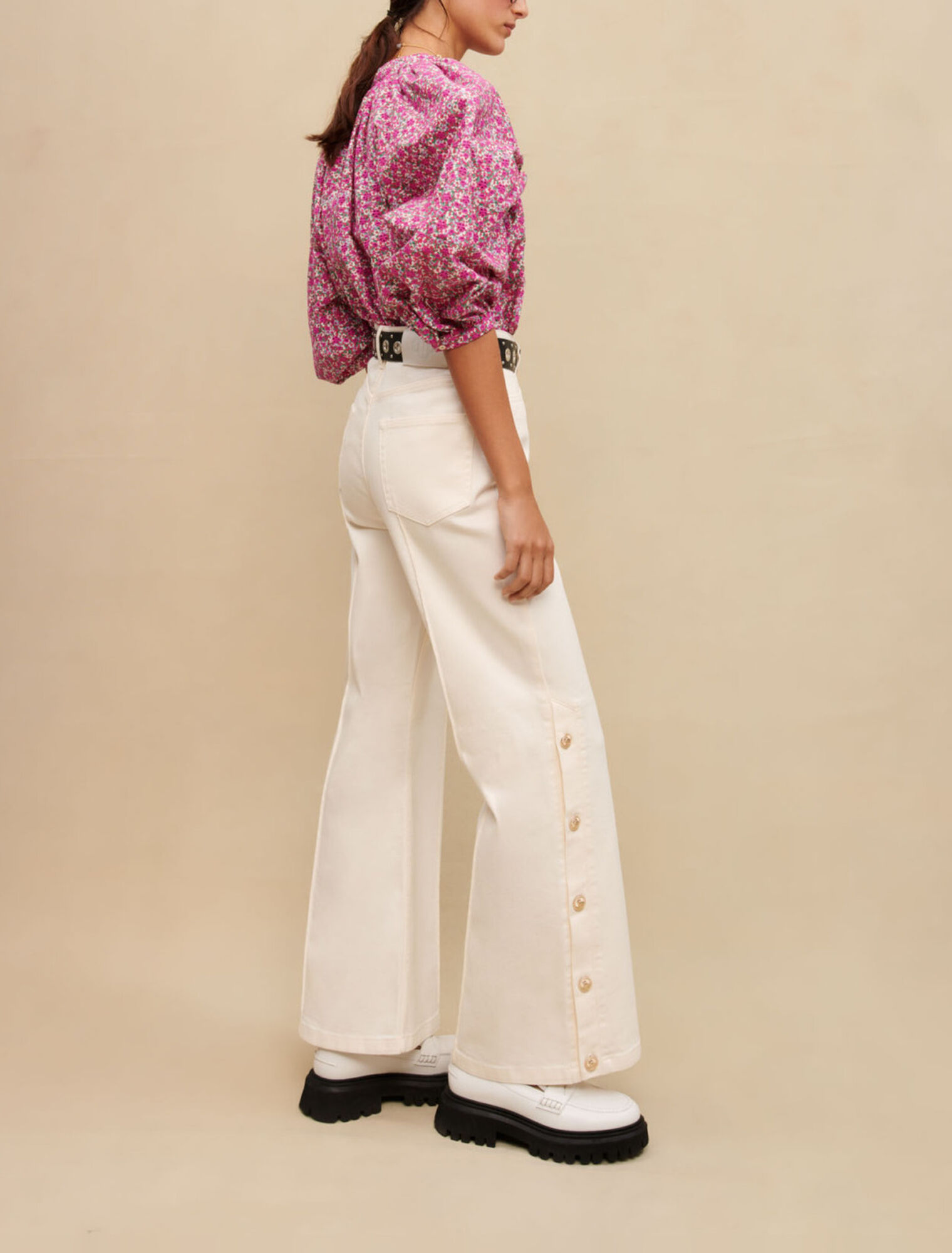 Pantalón ancho con botones laterales