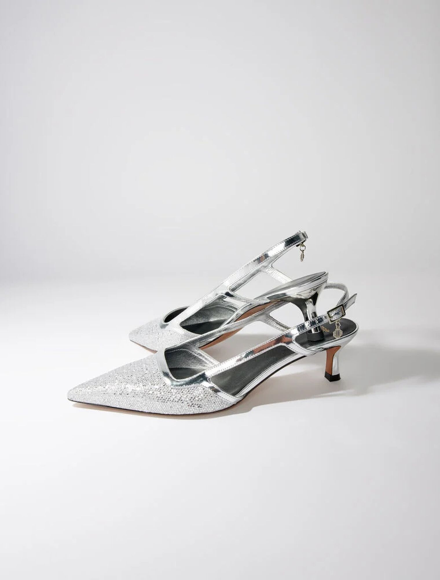 Zapatos de salón plateados