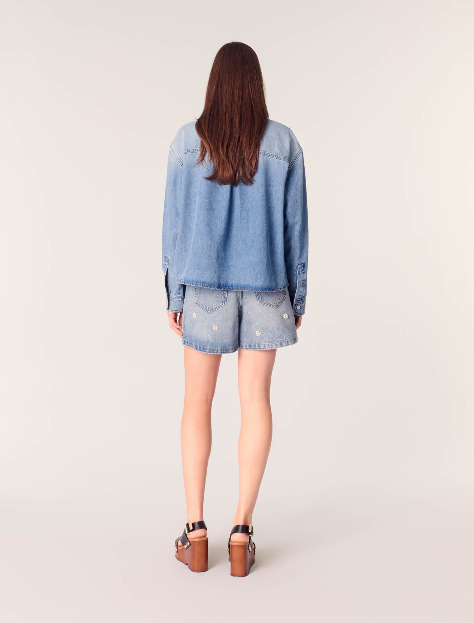 Camisa vaquera con perlas bordadas