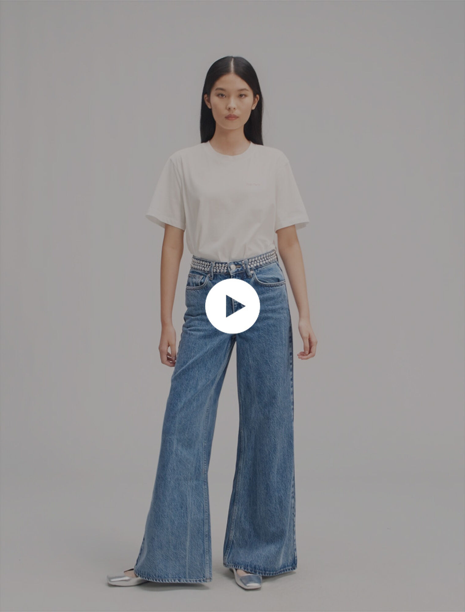 Jeans flare con cintura de clavos