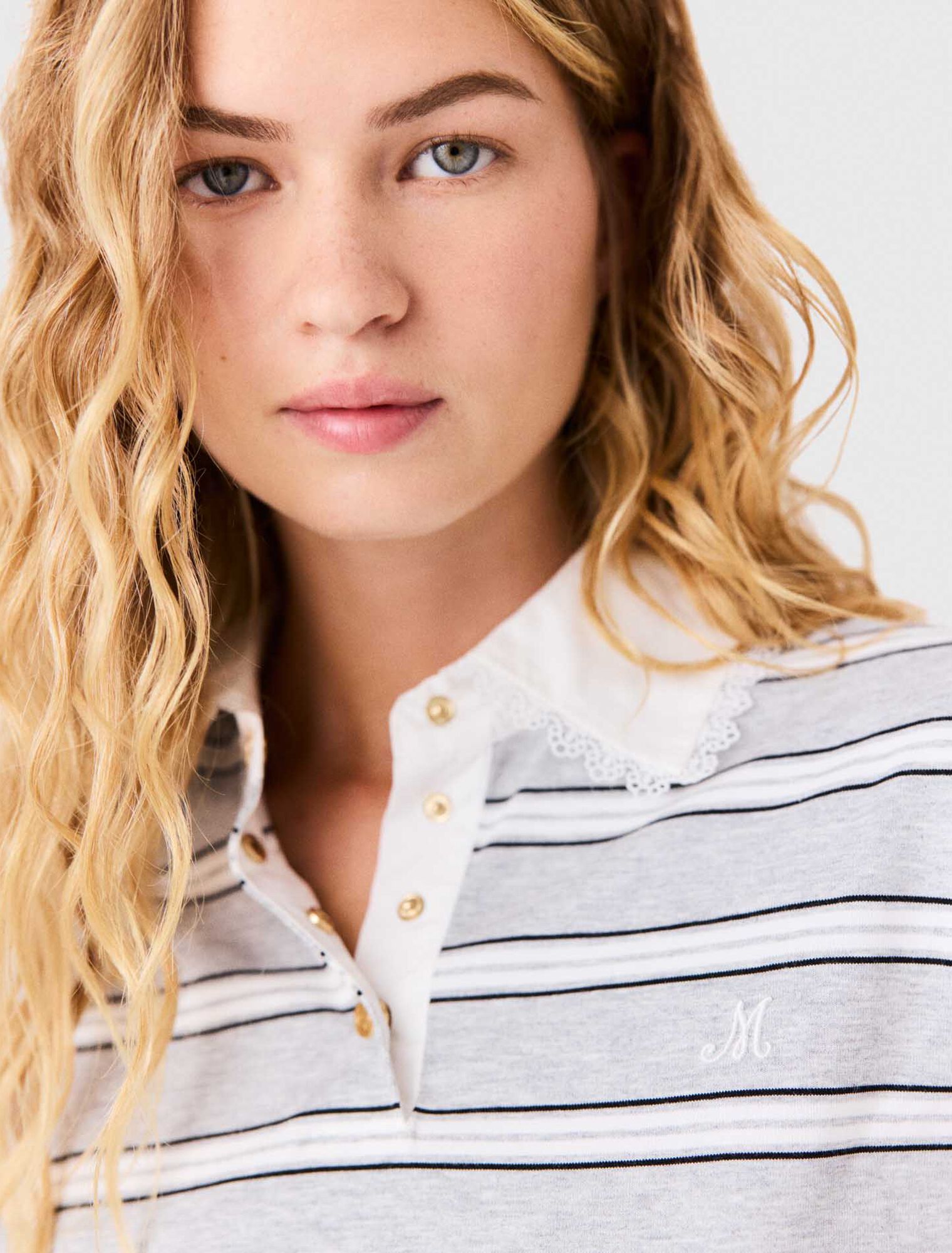 Camiseta con cuello polo bordado