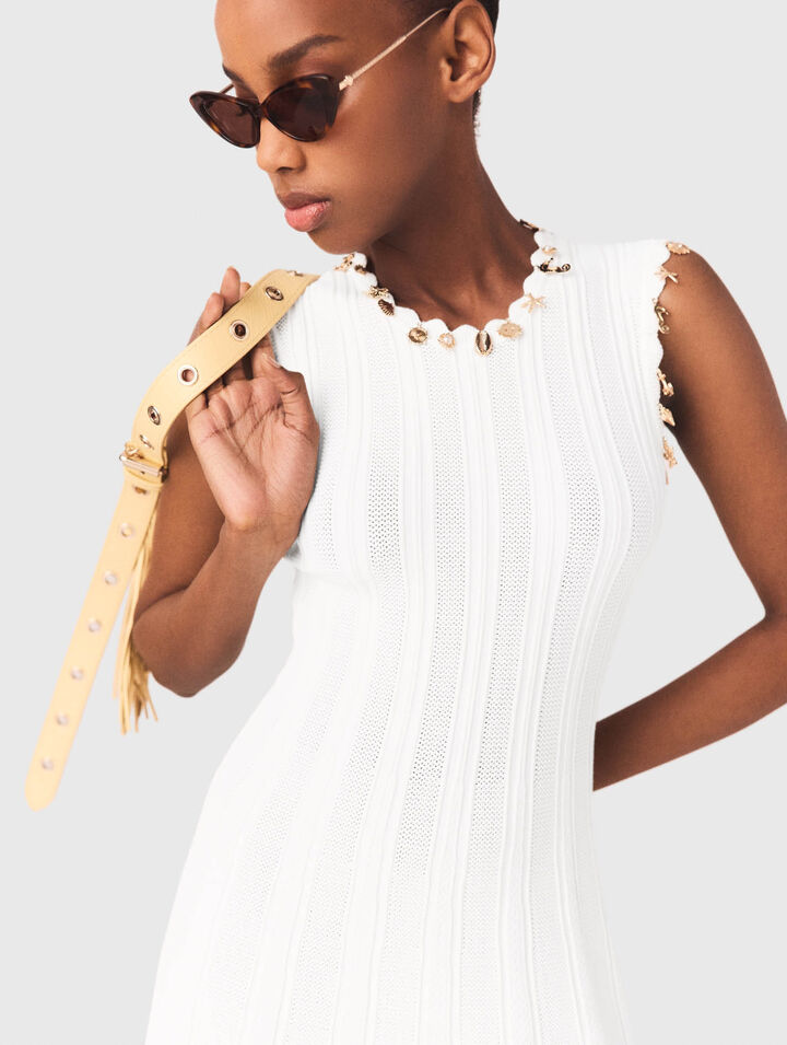 Vestido de punto con joyas doradas