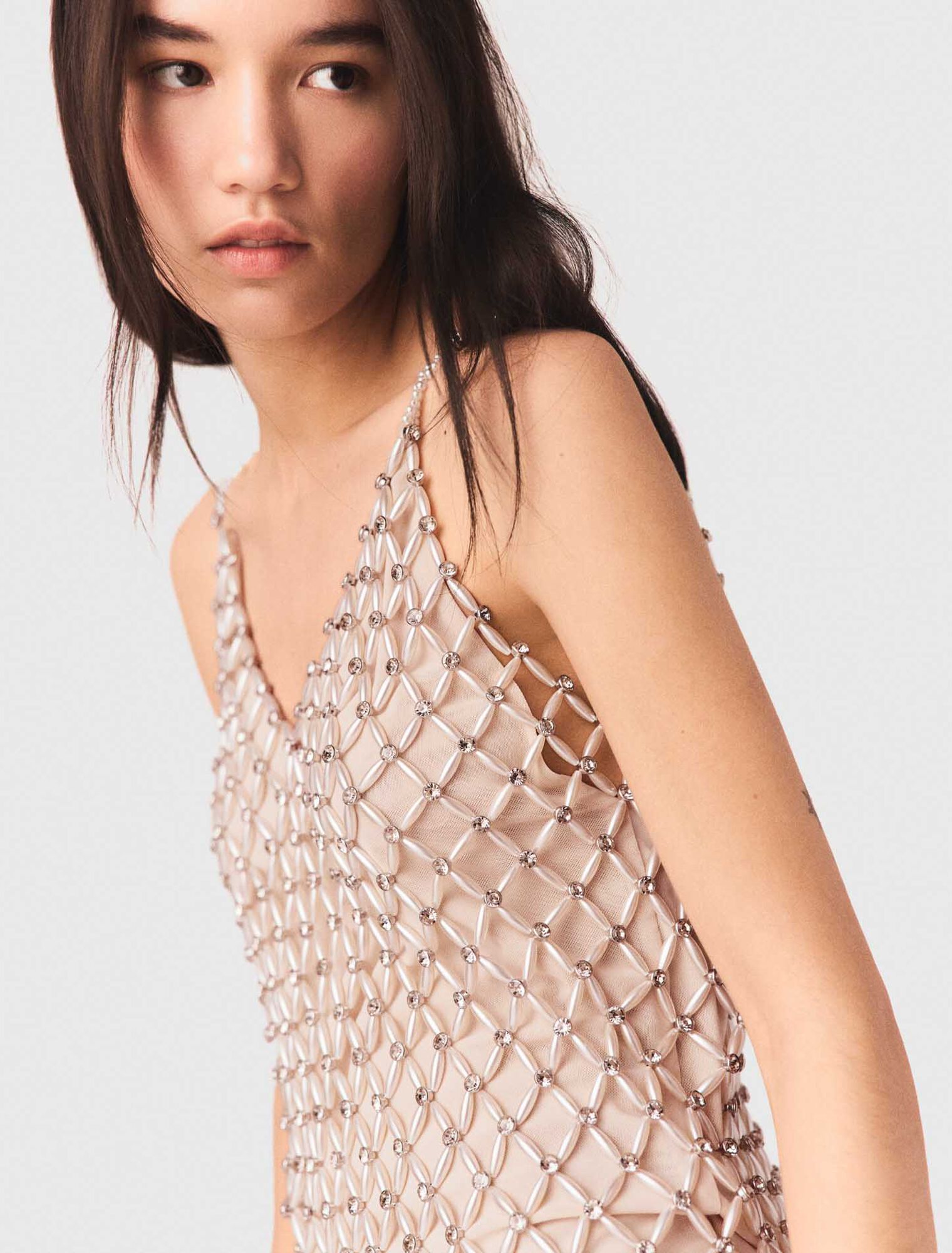 Vestido corto perlado con forro