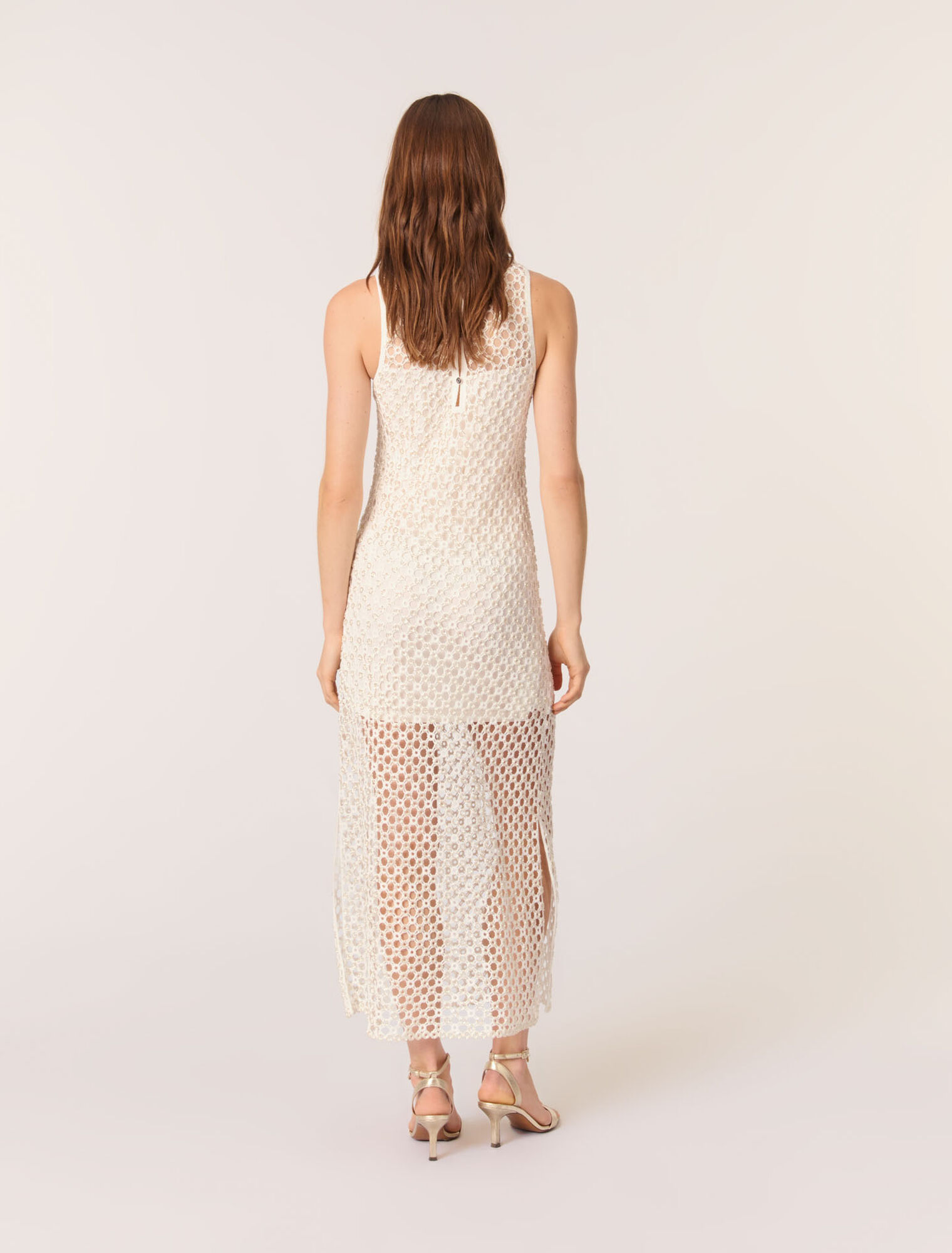 Vestido largo de ganchillo con perlas
