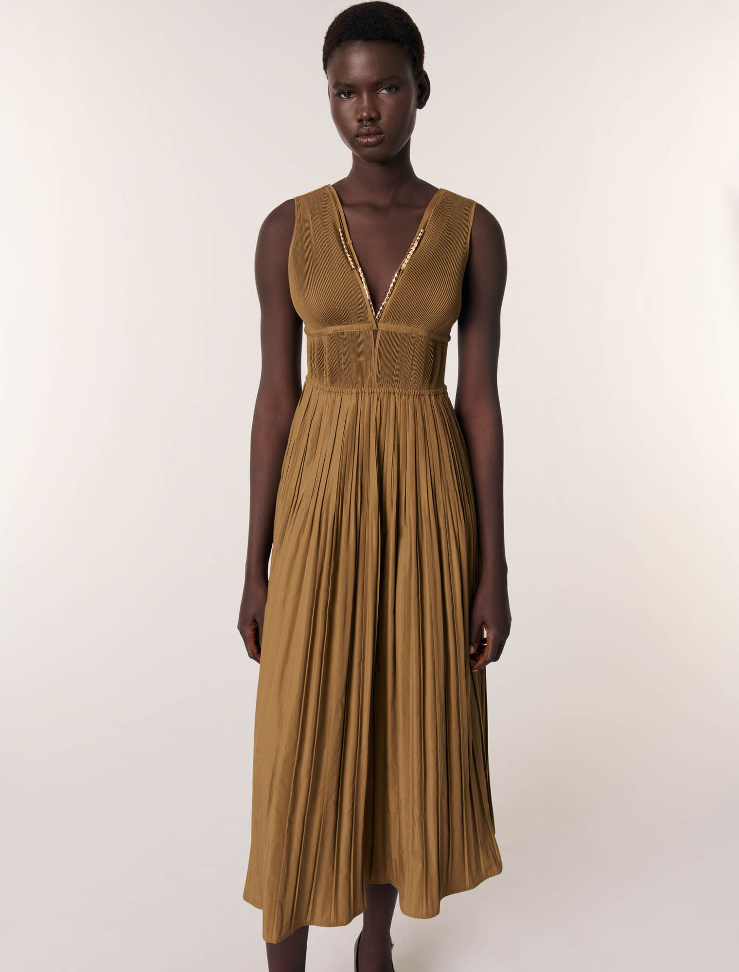 Vestido plisado con escote de joyas