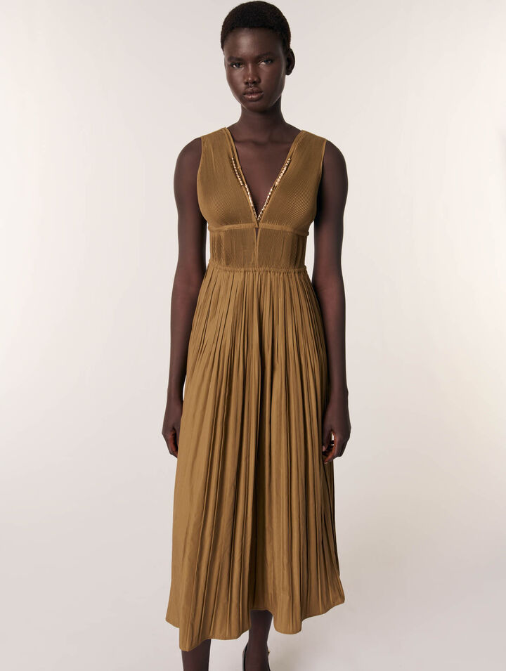 Vestido plisado con escote de joyas