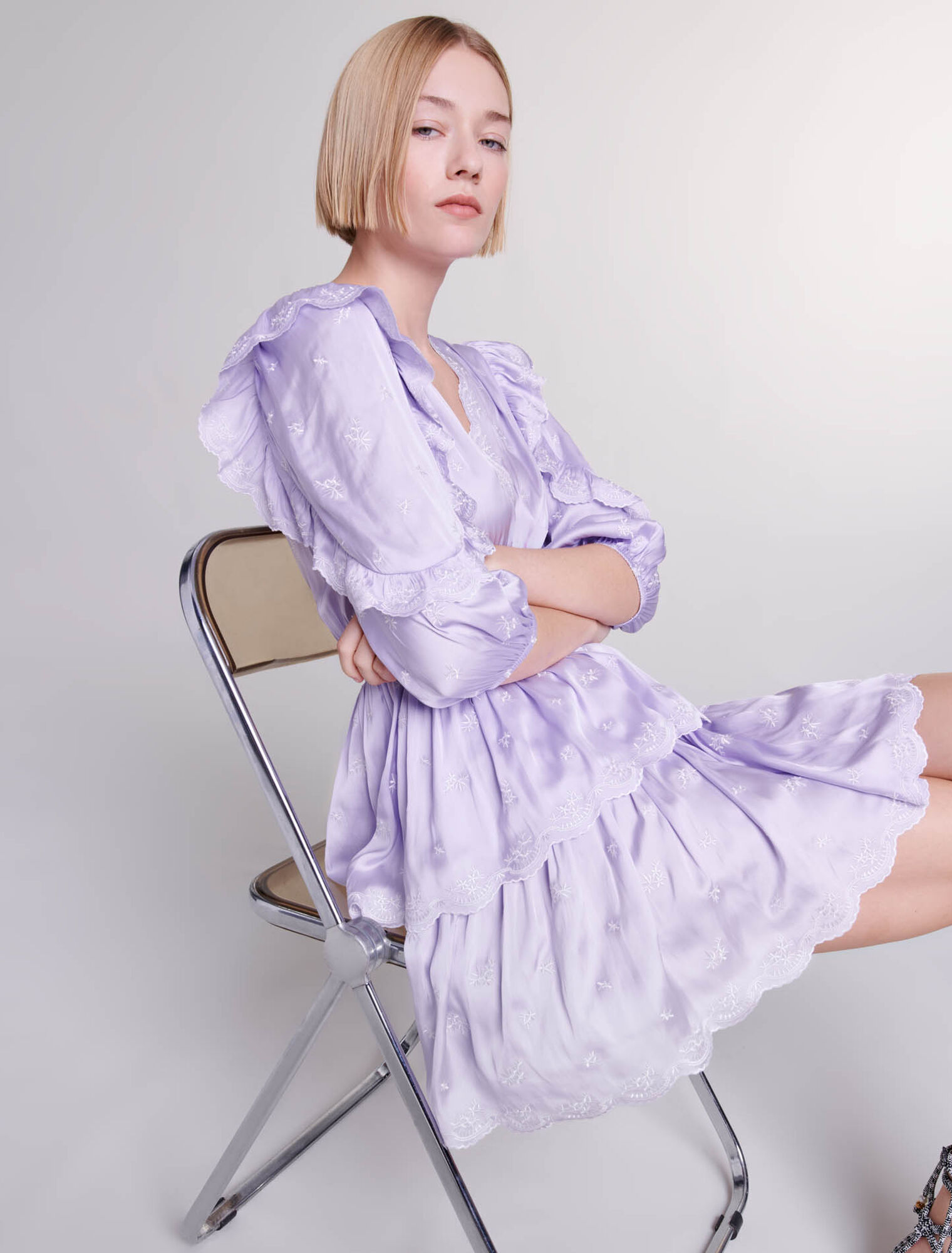 Vestido corto satinado y bordado