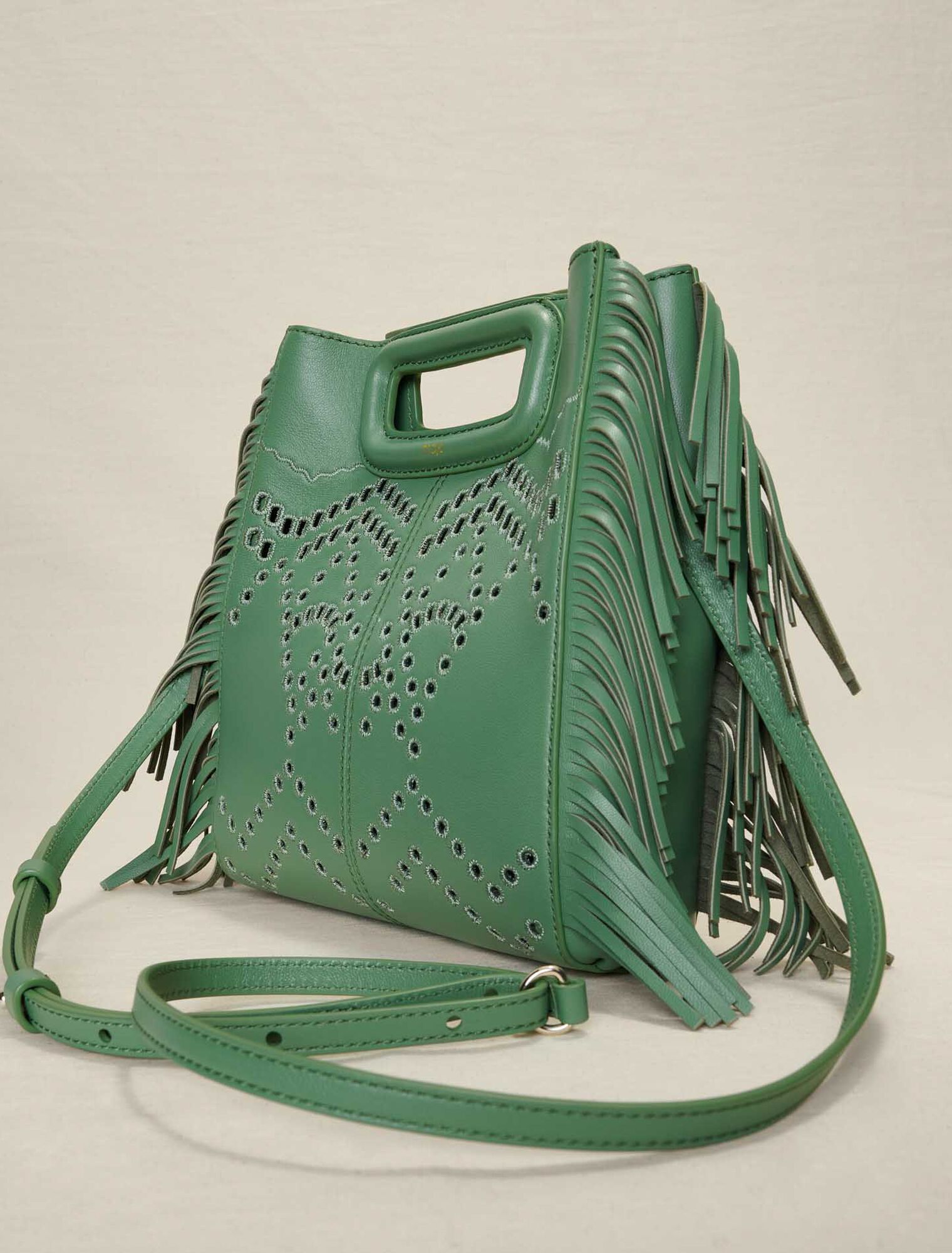 Bolso M con flecos de piel perforada