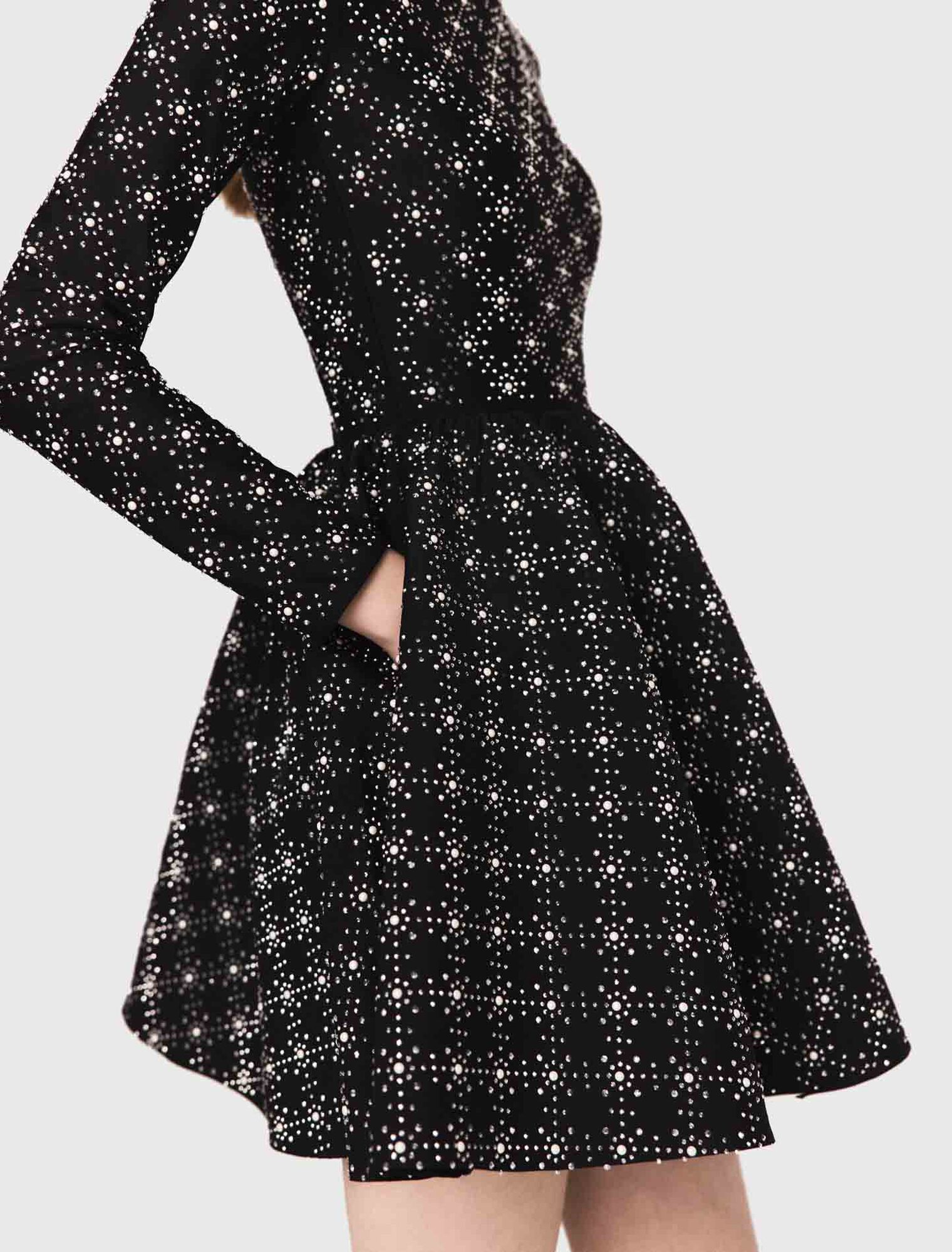 Vestido skater con perlas y strass