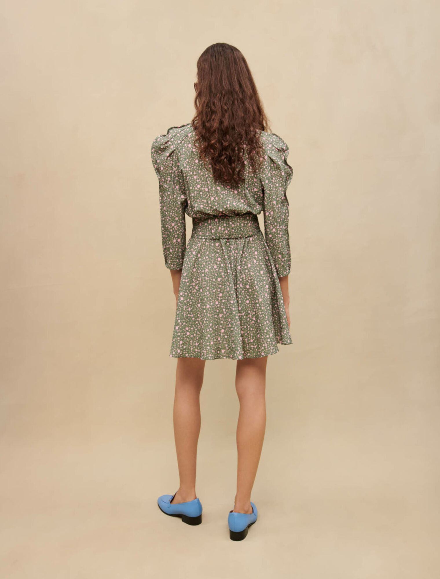 Vestido corto con mangas voluminosas