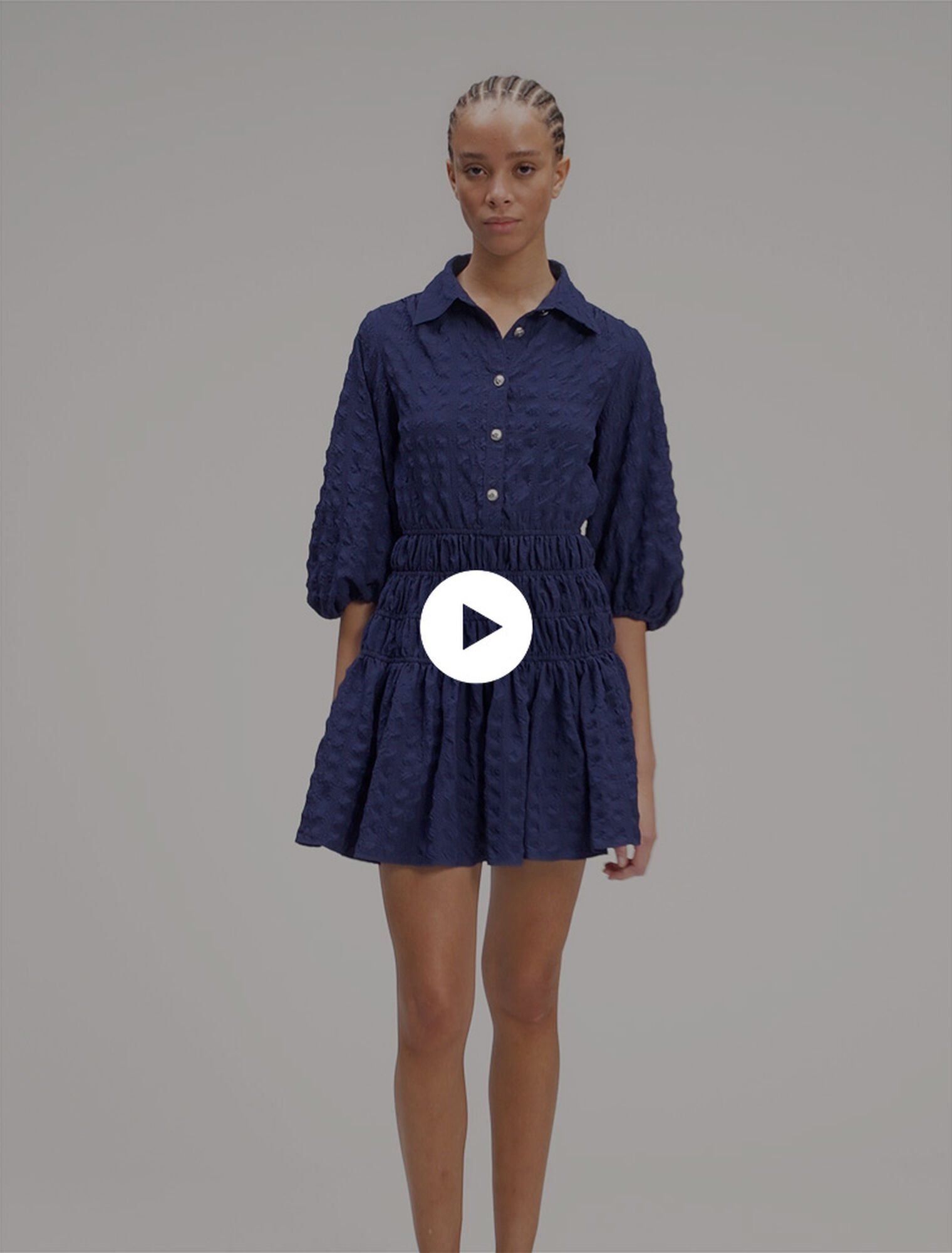 Vestido corto plisado y satinado 