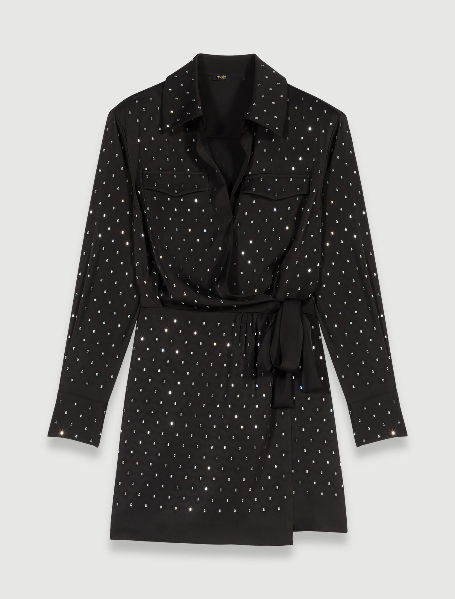 Vestido corto satinado con strass