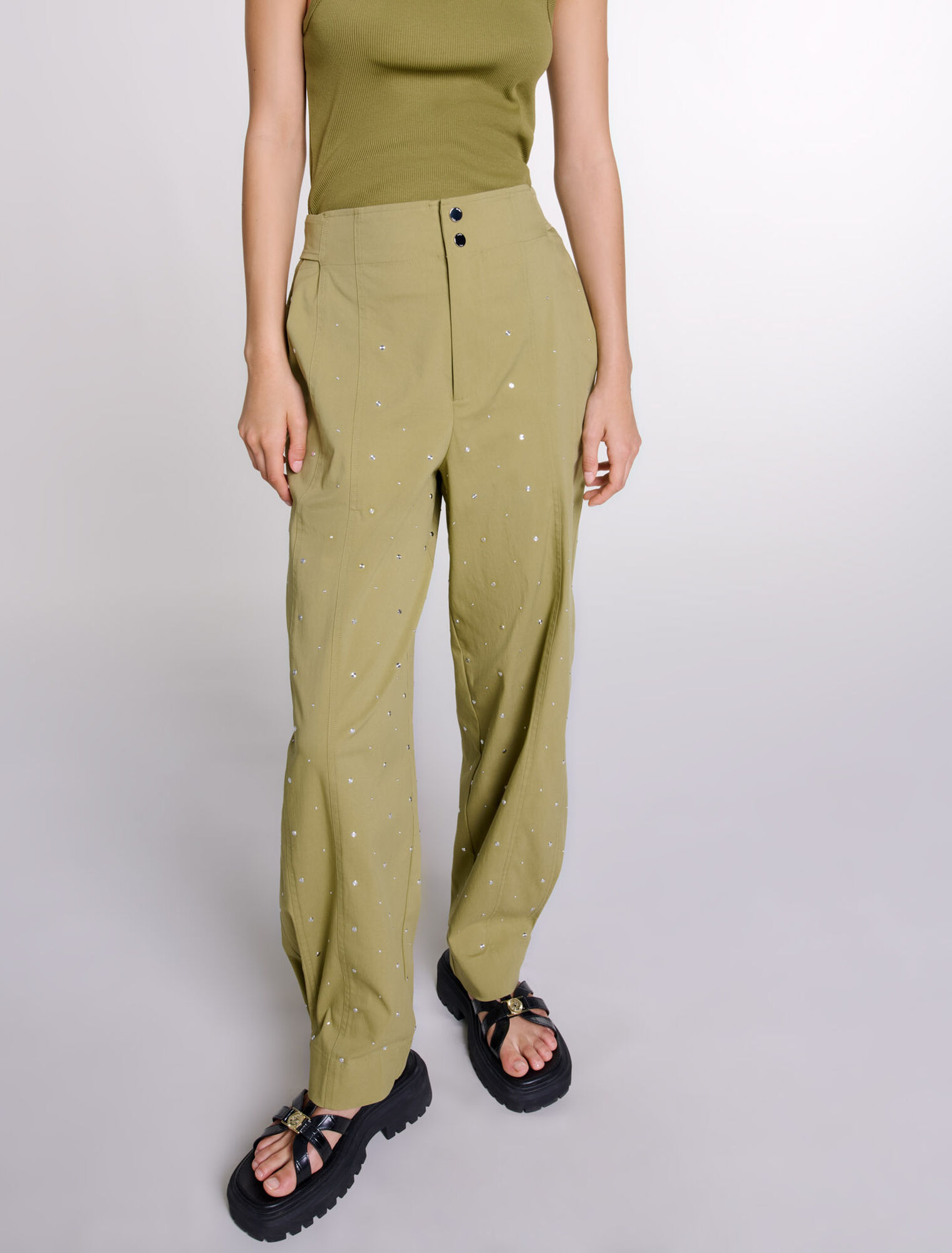 Pantalón baggy con tachuelas