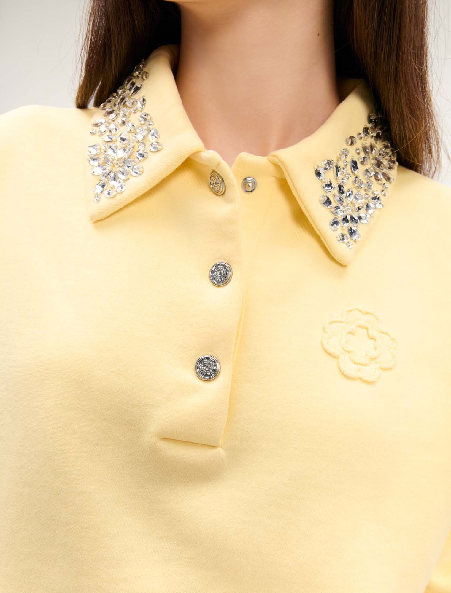Sudadera corta con cuello joya